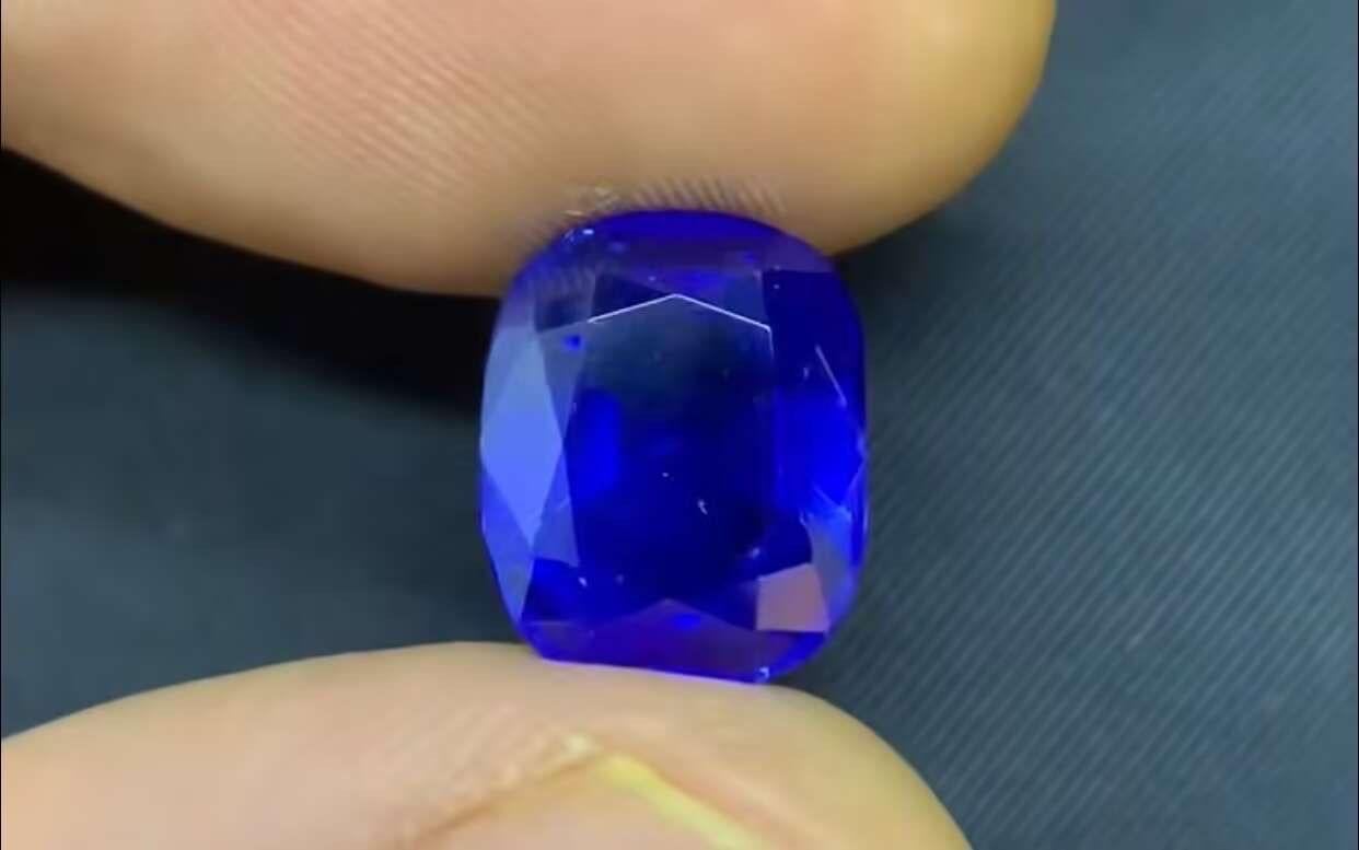 De Emilio Jewelry, un conocido y respetado mayorista/distribuidor situado en el icónico Gem Tower/Gia Building del distrito de los diamantes de Nueva York.
Certificado por Grs, Gubelin y SSEF, este zafiro de Cachemira no está tratado y presenta el