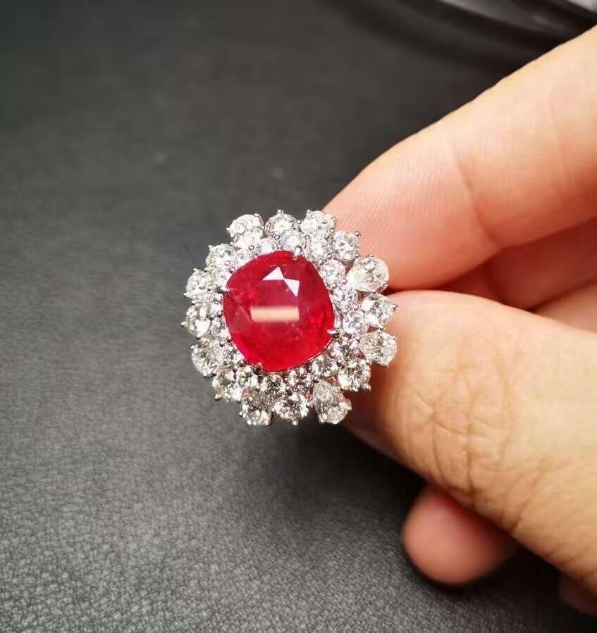 Taille coussin Emilio Jewelry, bague en rubis de Birmanie non traité de 7,89 carats  en vente