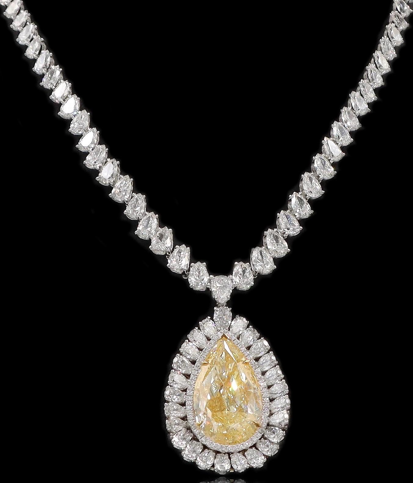 De la bijouterie Emilio située sur l'emblématique Cinquième Avenue de New York,
présentant un diamant jaune certifié GIA de 25,00 carats en forme de poire. Le collier est serti d'un ensemble de diamants de forme poire et ronde ajoutant 58,70 carats