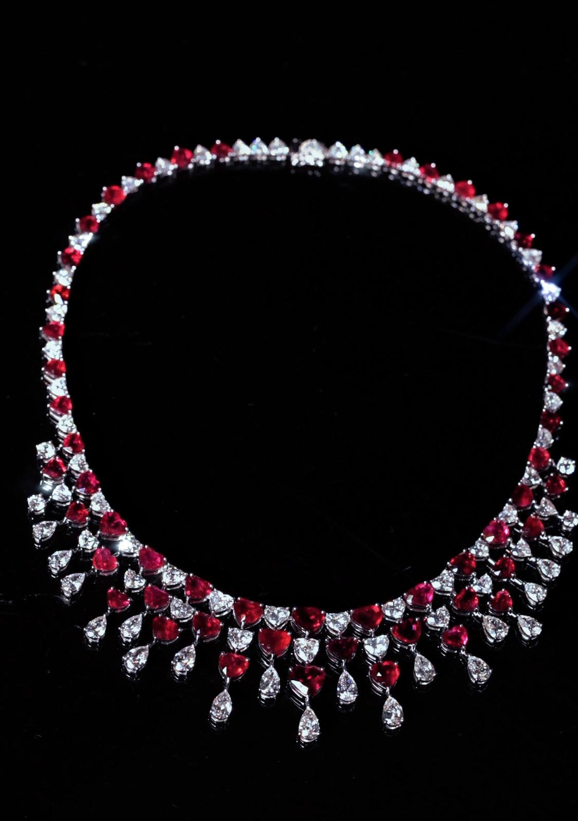 Collier rubis :pierres principales rubis poids total : 42.05cts（52pcs) Mozambique no heat couleur rouge sang de pigeon avec certs : grs/egl/aigs /guild /grc,0.38cts-1ct(42pcs)，1-1.1cts(7pcs),1.5-1.62cts(3pcs),
diamants blancs naturels poids total
