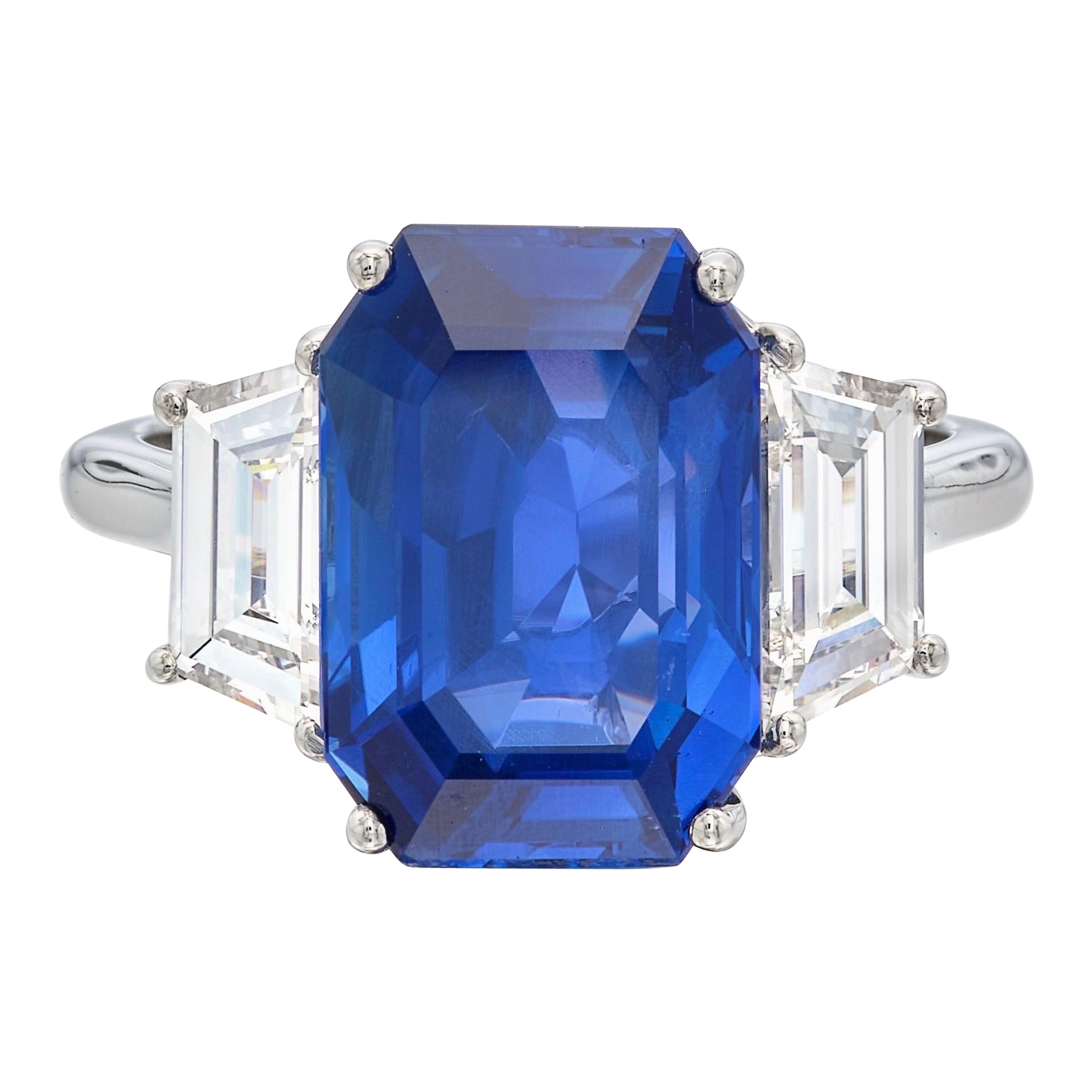 Von Emilio Jewelry New York, einem seriösen Händler, der sich auf  die begehrtesten Juwelen der Welt, 
Zentrum: Über 7 Karat 
Platin flankiert aber verlängerte schwer zu finden Trapeze 1,75ct tw F-G Farbe vvs-Vs Klarheit 

Mehrere Merkmale machen