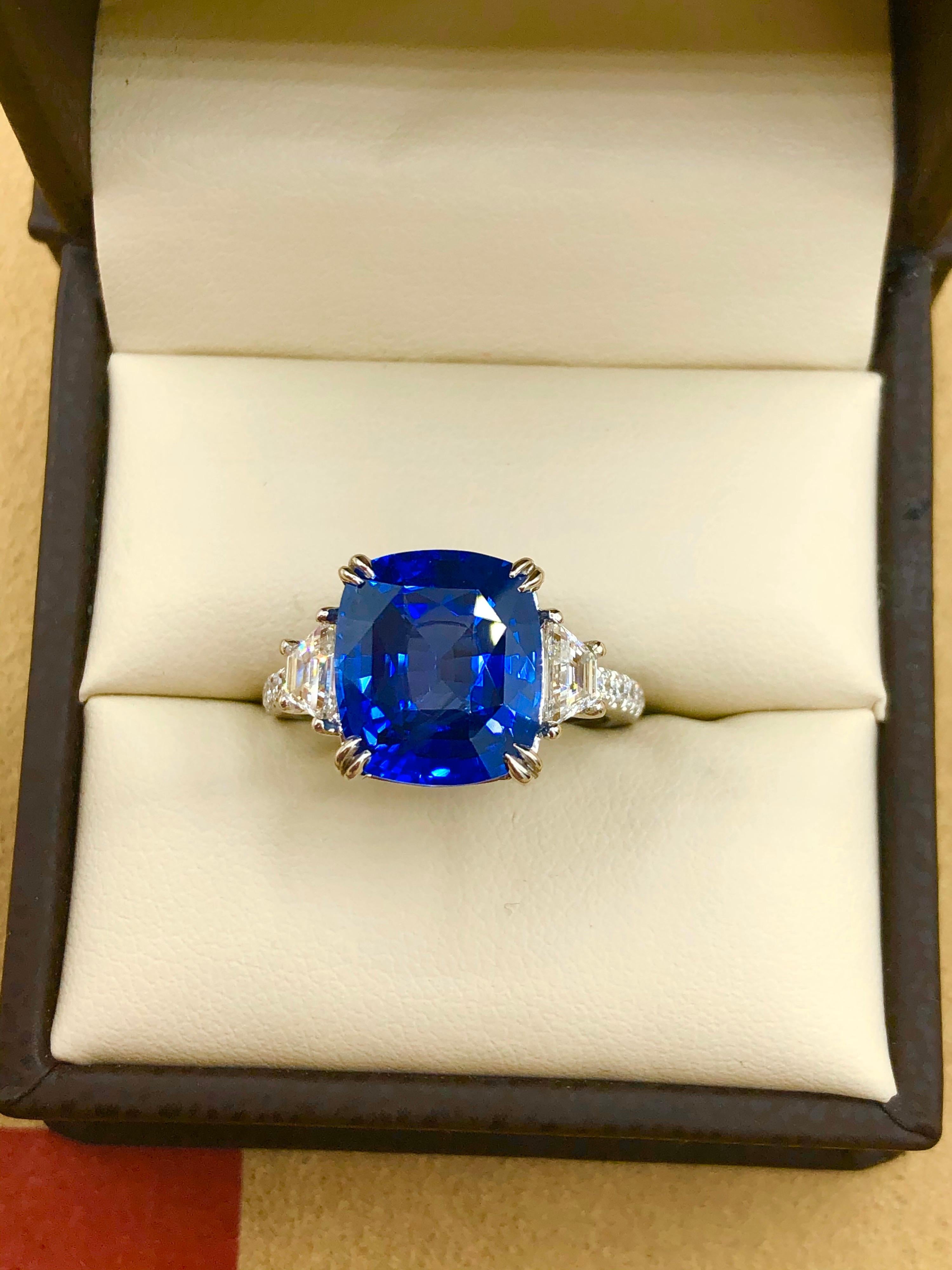 Emilio Jewelry Platinring mit zertifiziertem 8,54 Karat Saphir und Diamant im Kissenschliff im Angebot 1