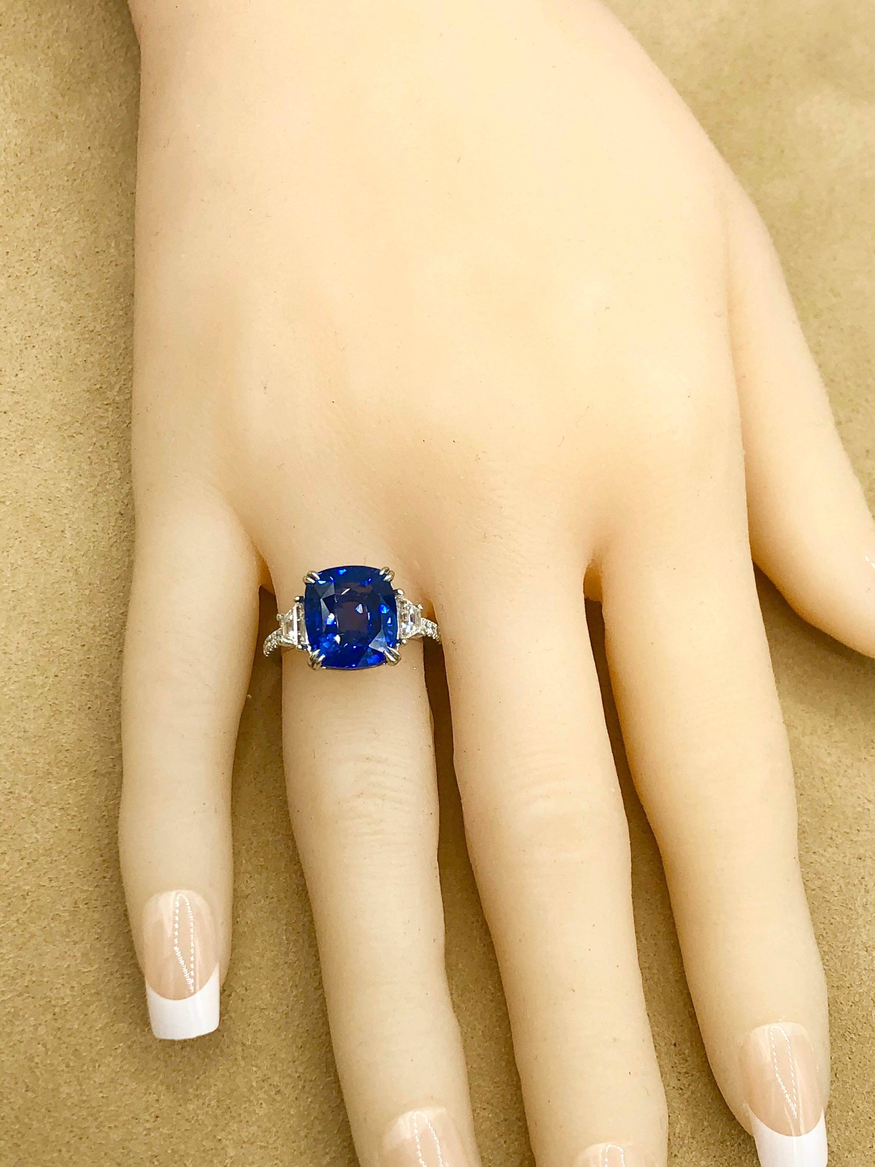 Emilio Jewelry Platinring mit zertifiziertem 8,54 Karat Saphir und Diamant im Kissenschliff im Angebot 2