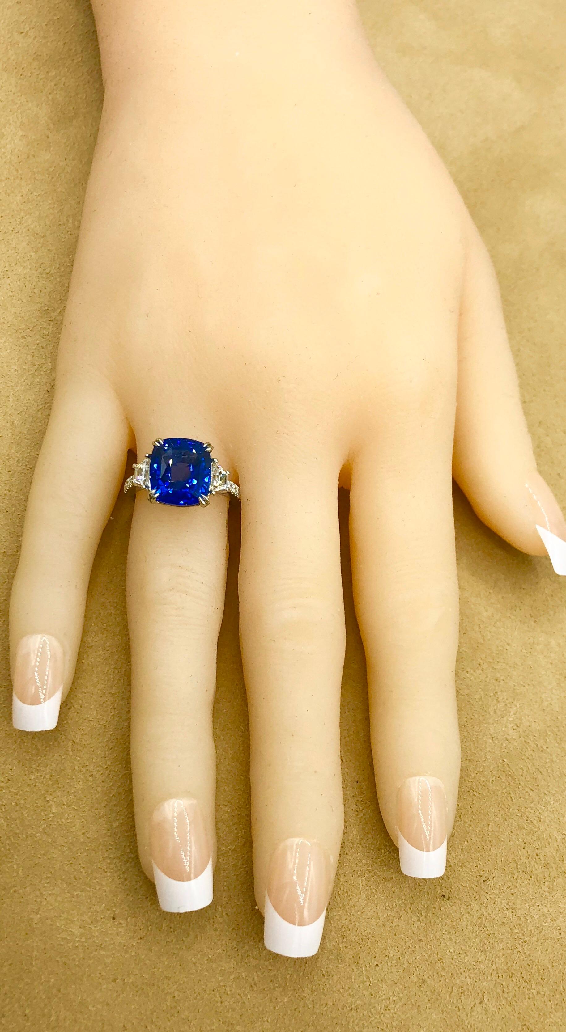 Emilio Jewelry Platinring mit zertifiziertem 8,54 Karat Saphir und Diamant im Kissenschliff im Angebot 3