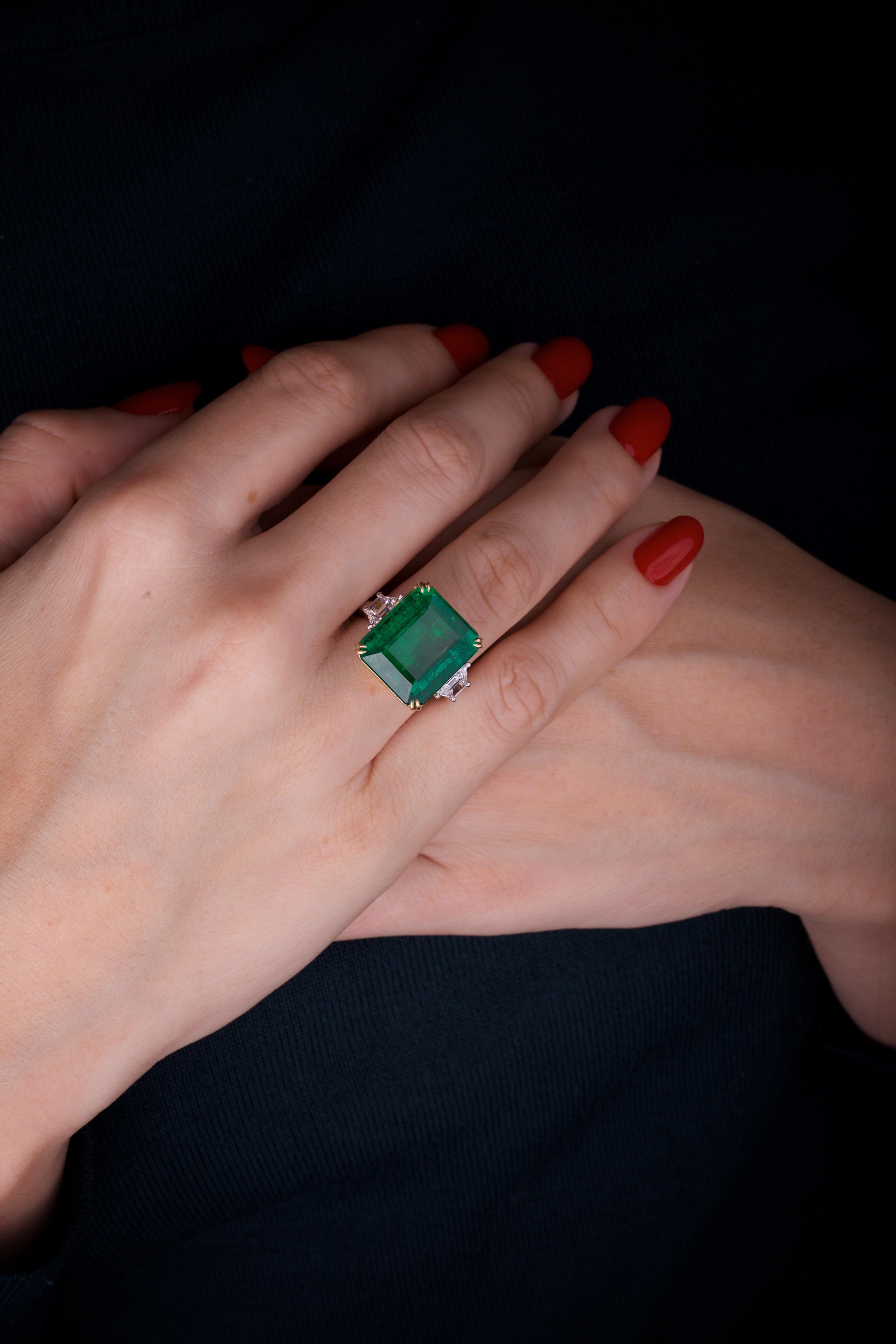 Women's or Men's Emilio Jewelry Certified Vivid Green 17.08 Carat Emerald Diamond Ring For Sale