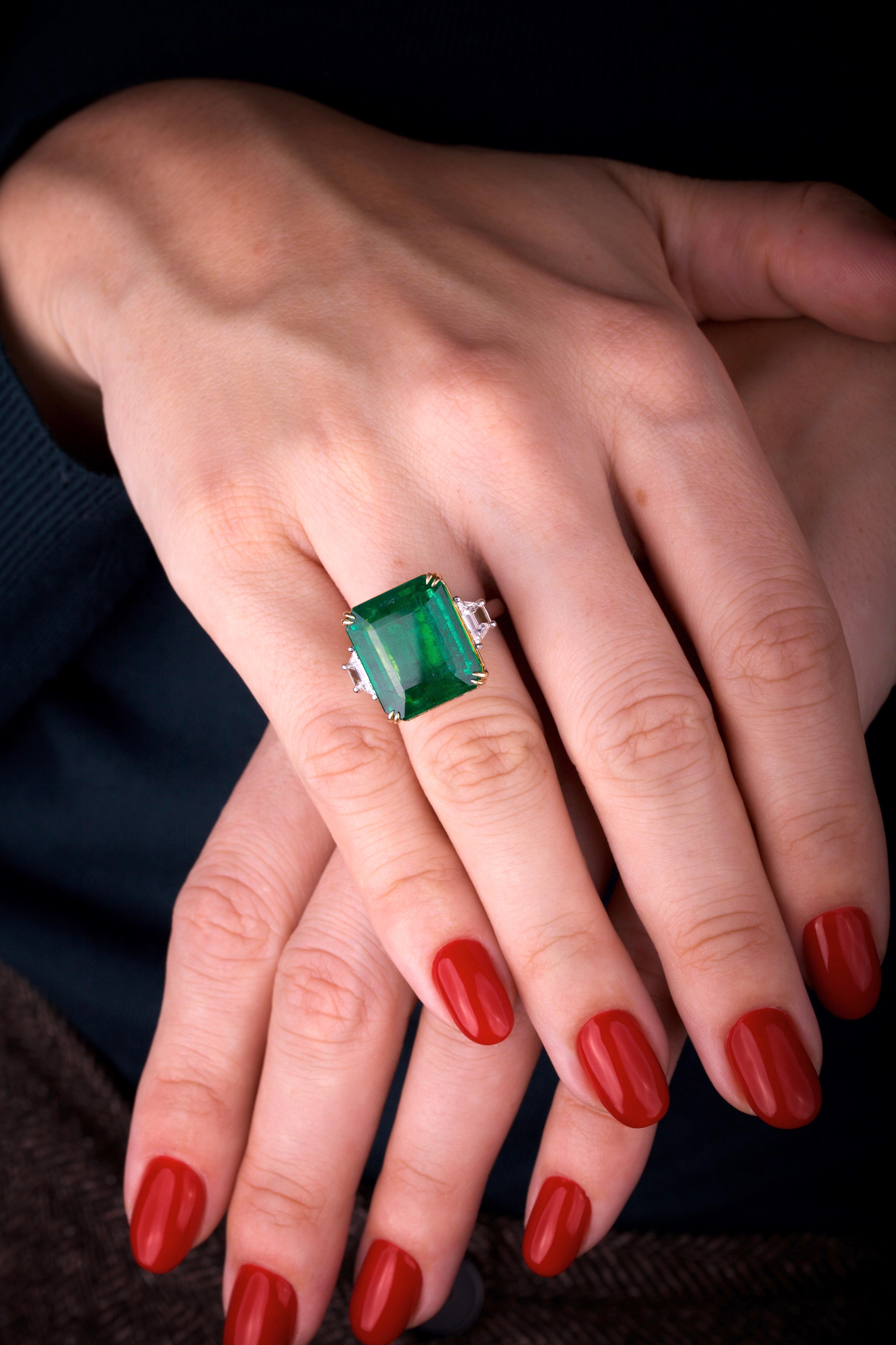 Emilio Jewelry zertifizierter lebhaft grüner 17,08 Karat Smaragd-Diamant-Ring im Angebot 4