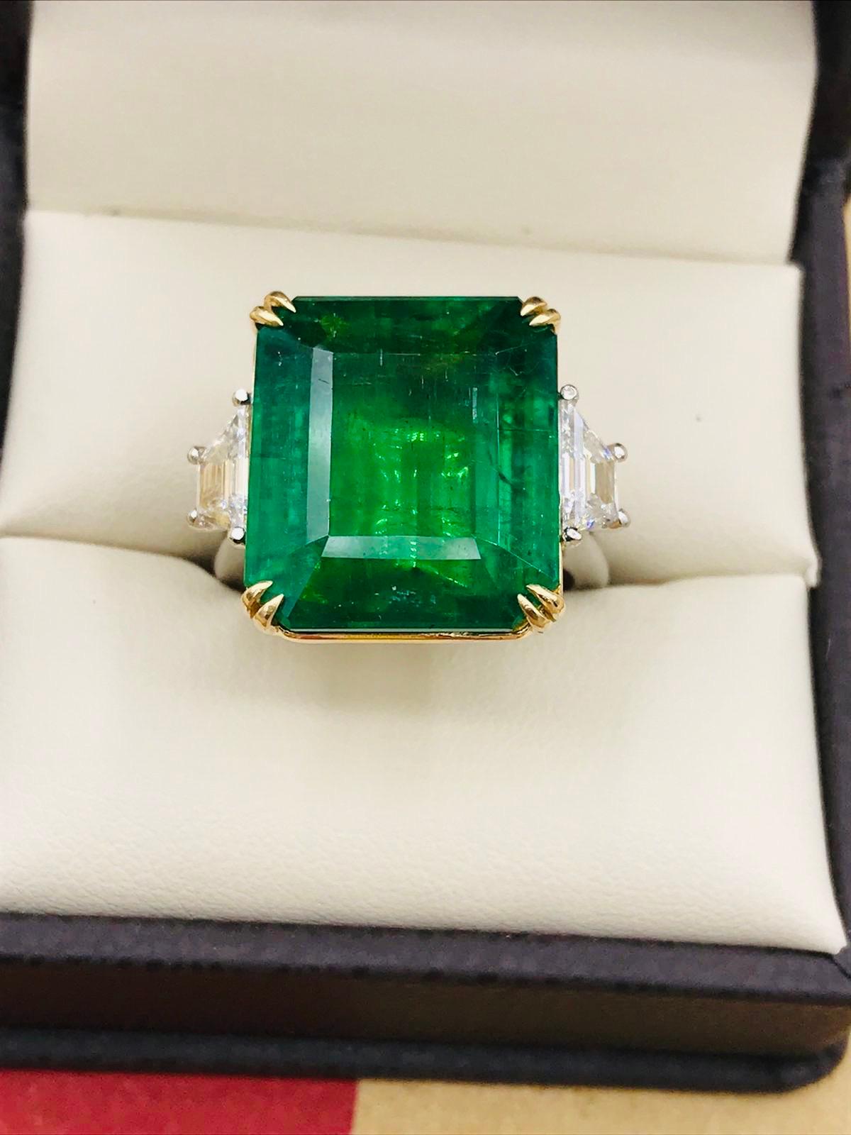 Emilio Jewelry zertifizierte Vivid Green 17,08 Karat Smaragd Diamant Ring
Präsentiert wird ein wunderschöner echter Smaragd mit Smaragdschliff, zertifiziert von C. Dunaigre. Die Farbe des Smaragds ist als Vivid green zertifiziert, die begehrteste