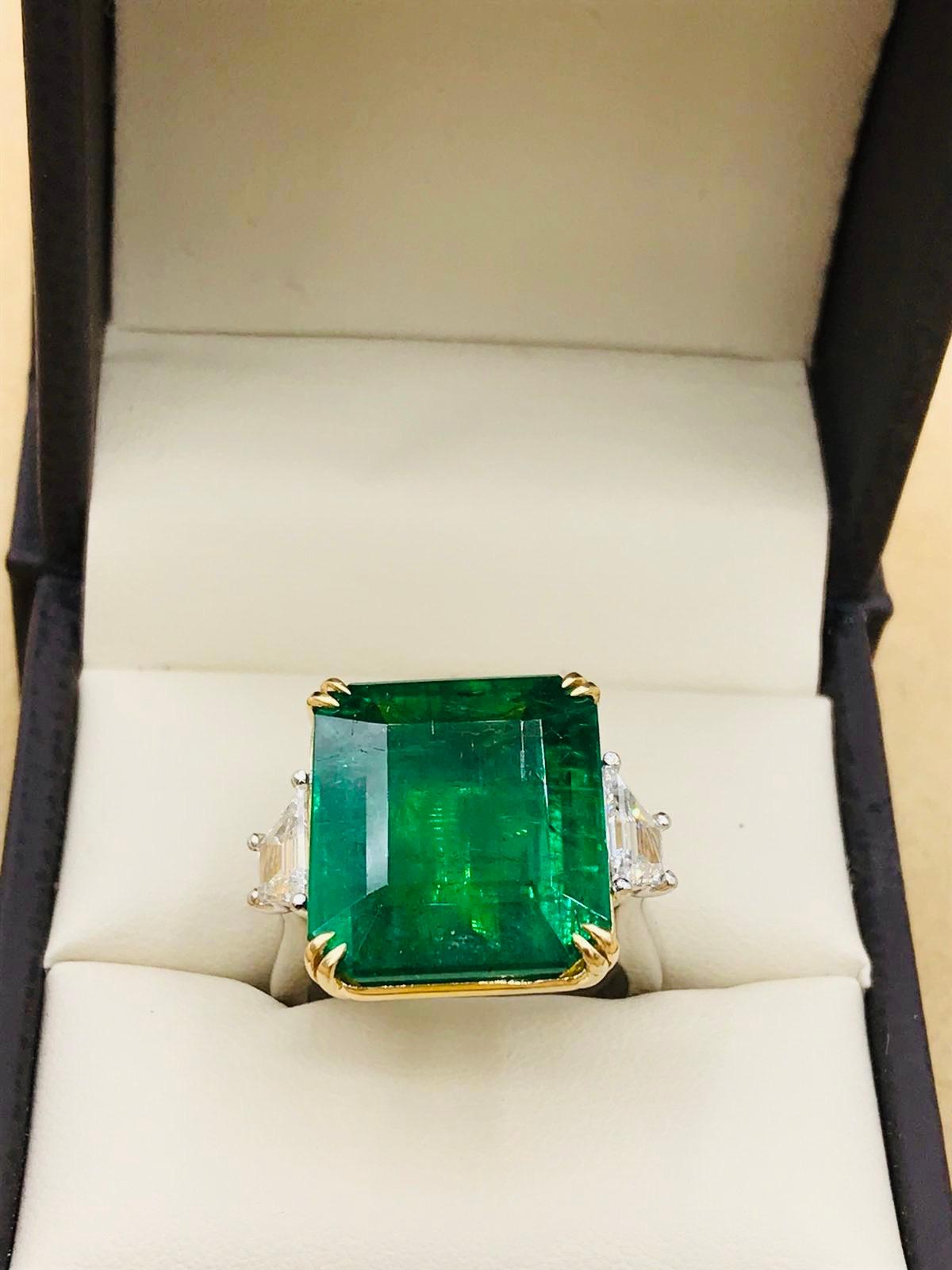 Emilio Jewelry zertifizierter lebhaft grüner 17,08 Karat Smaragd-Diamant-Ring (Smaragdschliff) im Angebot