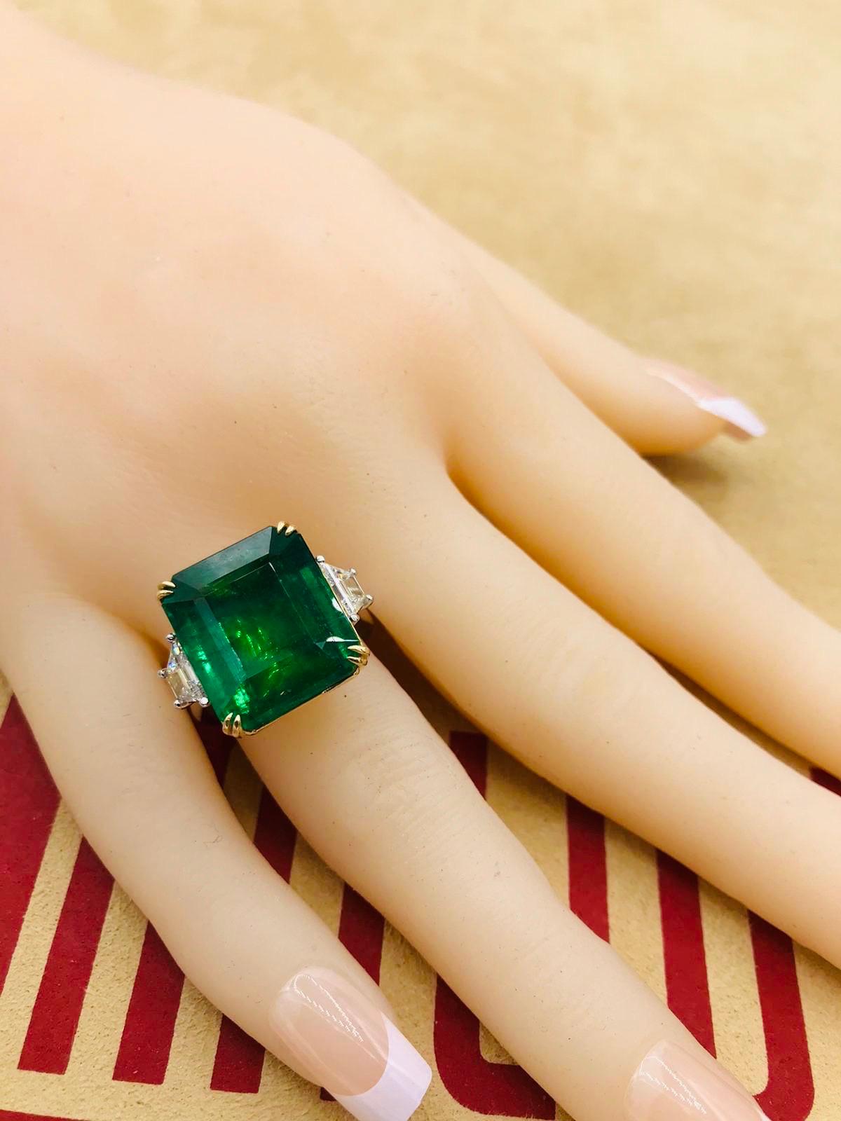 Emilio Jewelry zertifizierter lebhaft grüner 17,08 Karat Smaragd-Diamant-Ring für Damen oder Herren im Angebot