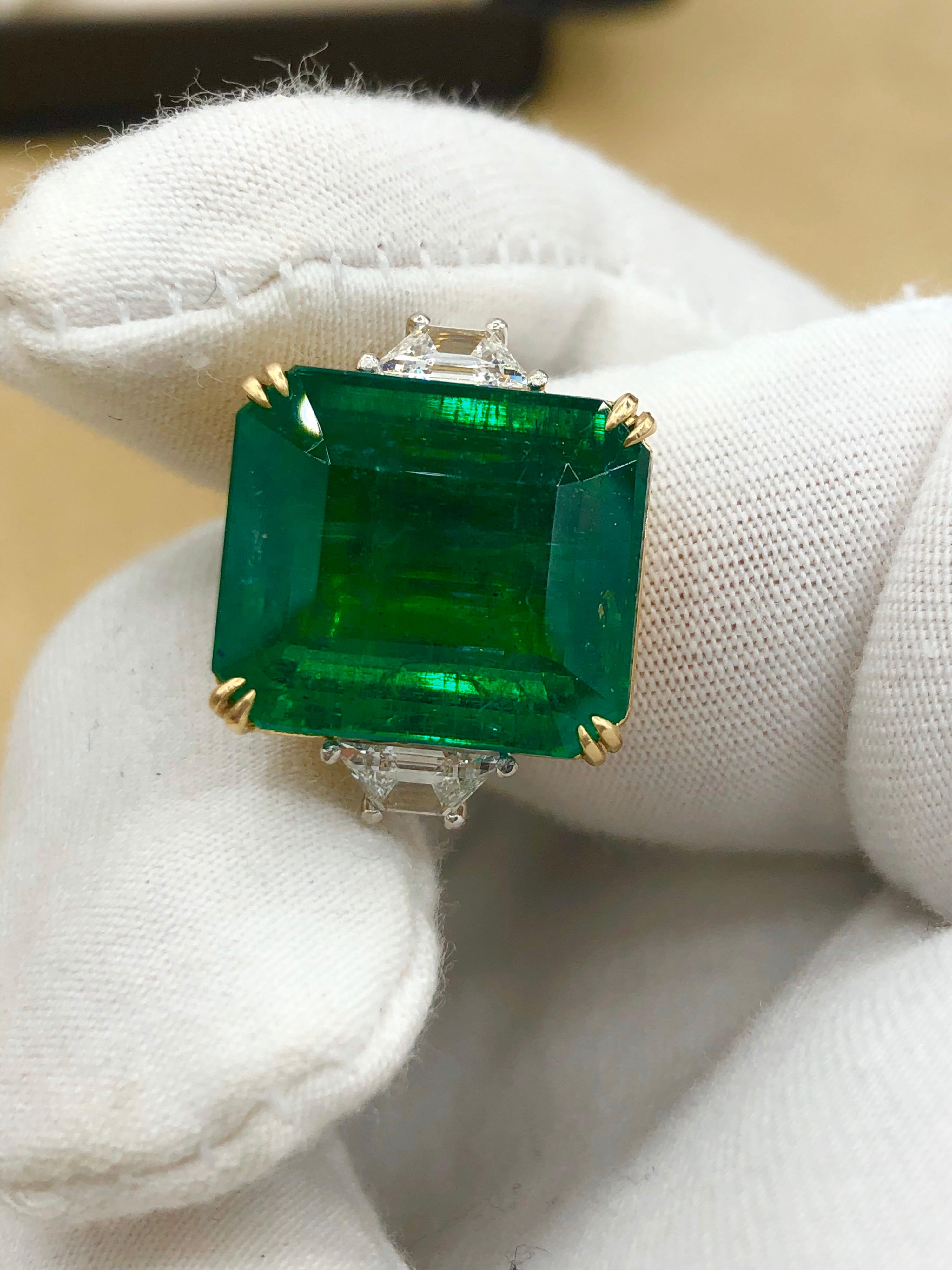 Emilio Jewelry zertifizierter lebhaft grüner 17,08 Karat Smaragd-Diamant-Ring im Angebot 2