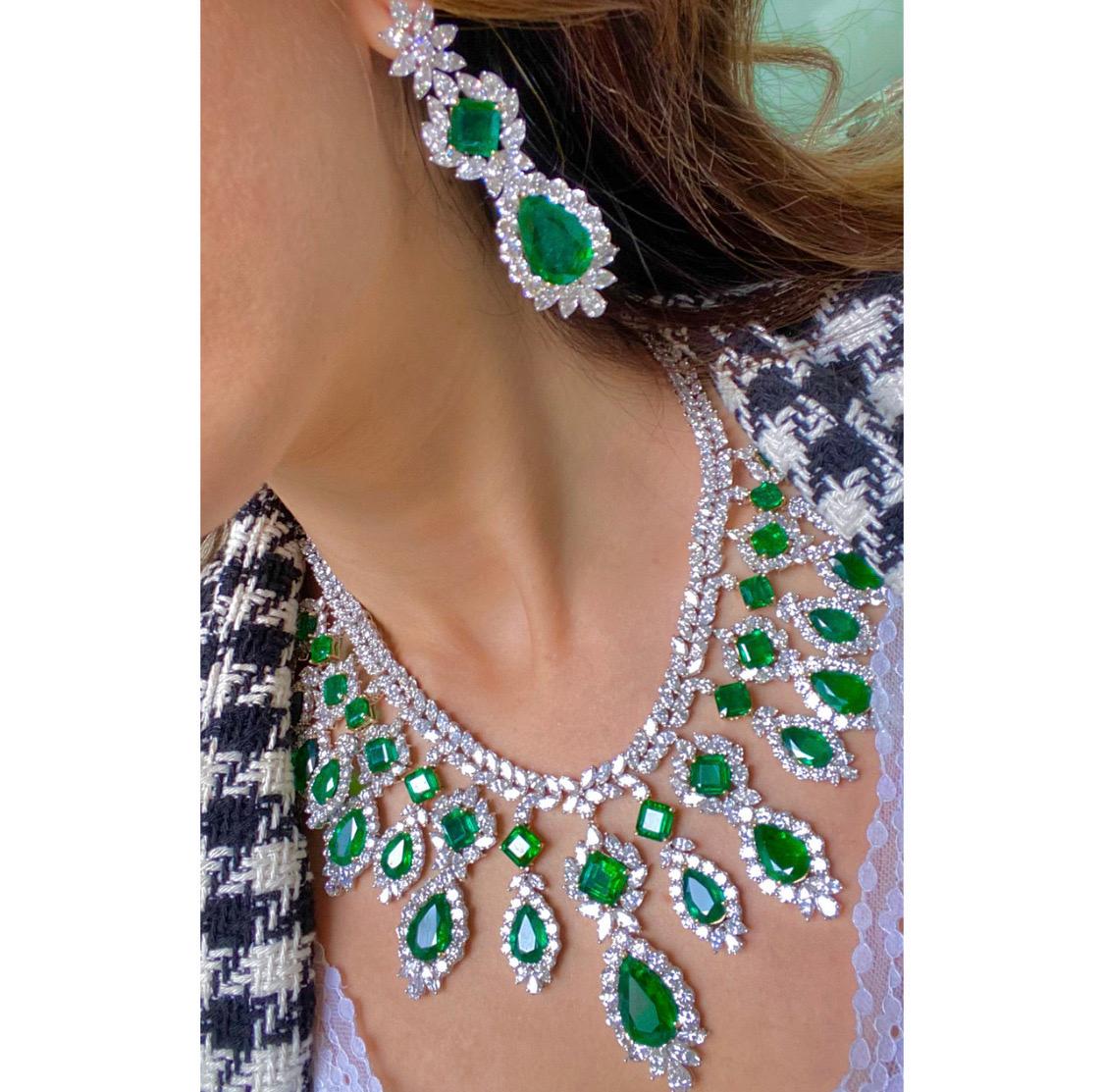 Taille poire Emilio Jewelry, collier et boucles d'oreilles en émeraude vert vif certifiée en vente