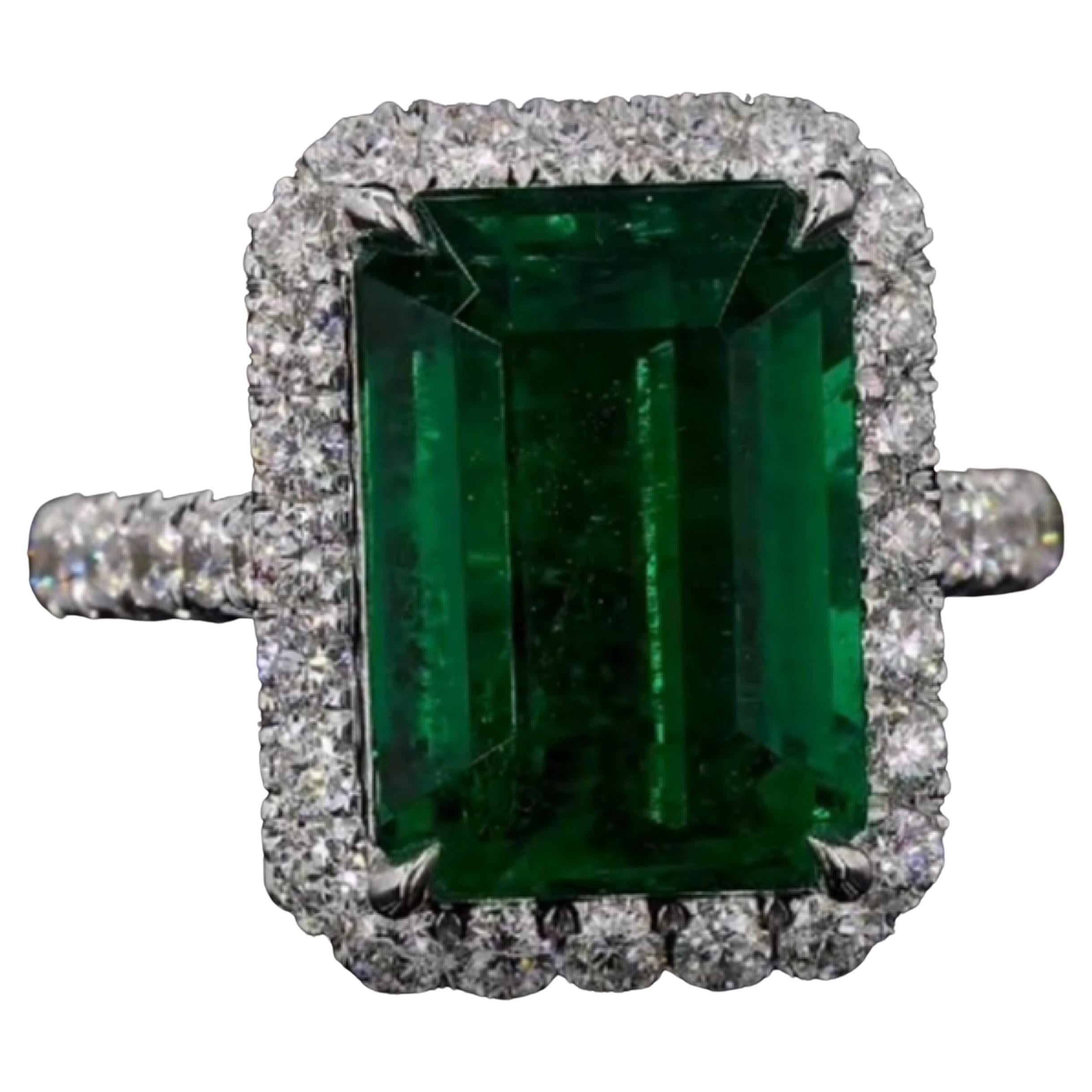 De Emilio Jewelry, un conocido y respetado mayorista/distribuidor situado en el icónico Gem Tower/Gia Building del distrito de los diamantes de Nueva York.
Una espectacular esmeralda verde vivo sin aceite, de más de 8,00 quilates, es el centro de