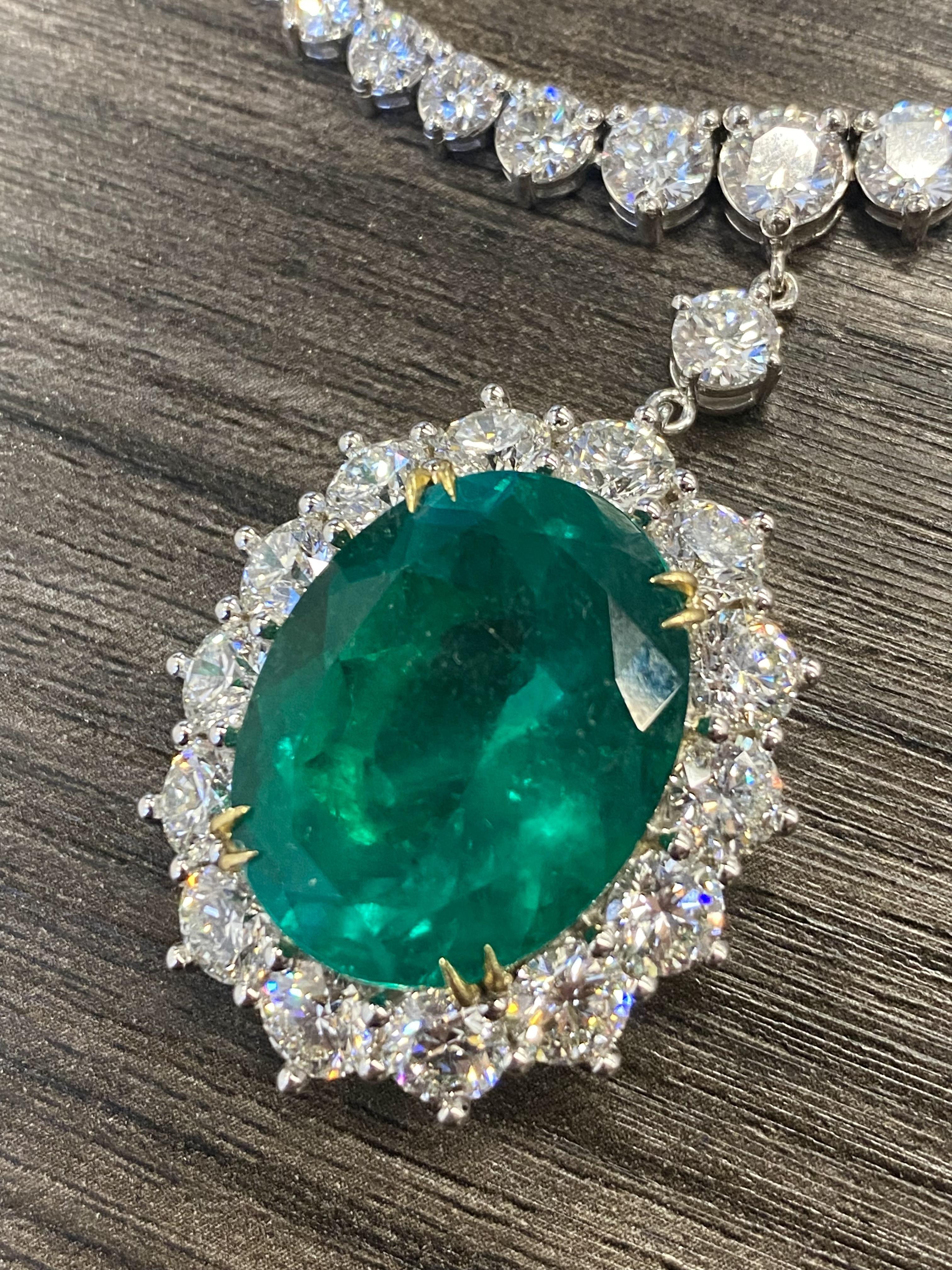 Emilio Jewelry Certified Vivid Green Over 20 Carat Colombian Emerald Necklace In Excellent Condition For Sale In New York, NY
