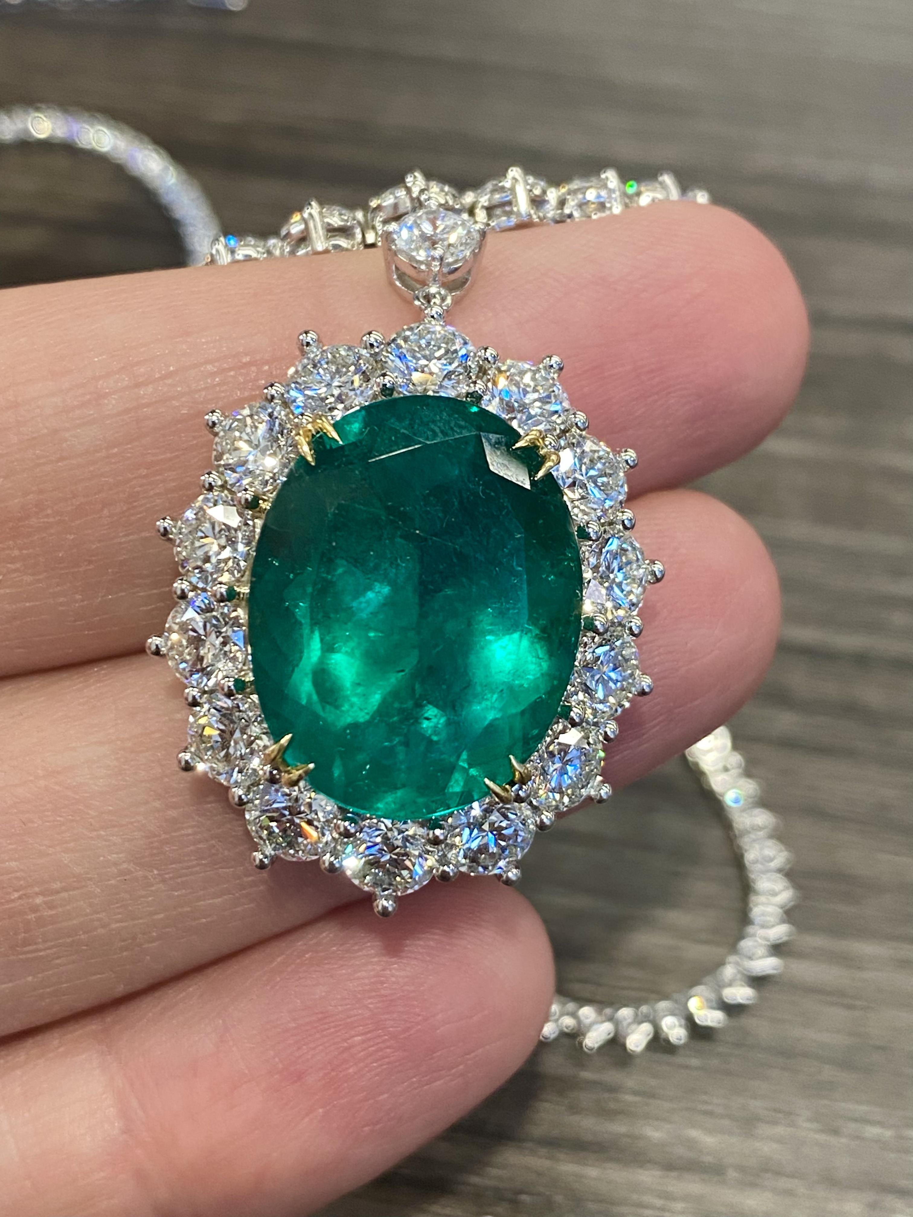 Women's Emilio Jewelry Certified Vivid Green Over 20 Carat Colombian Emerald Necklace For Sale