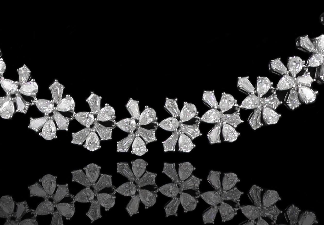 Aus dem Tresor von Emilio Jewelry in der berühmten New Yorker Fifth Avenue,
die einzigartige Halskette mit drachenförmigen Naturdiamanten in Kombination mit Birnenformen, die dieses spektakuläre, einzigartige Design ergeben. Willkommen in der