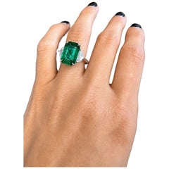 Emilio Jewelry – Außergewöhnlicher, leuchtend grüner Diamant mit 6,58 Karat Smaragd Ring