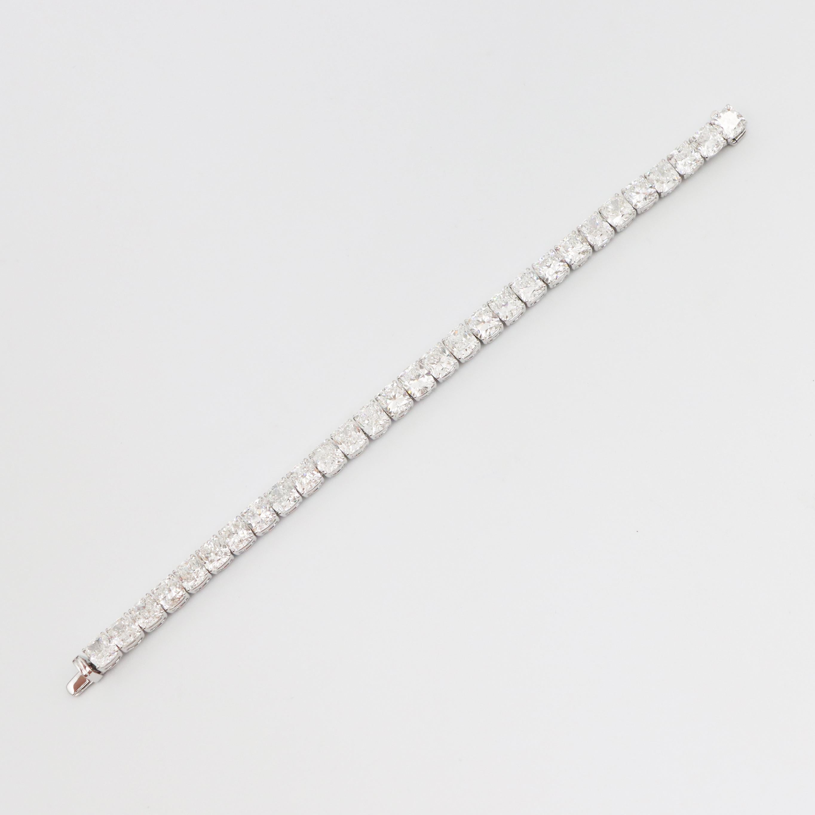Taille coussin Emilio Jewelry, bracelet avec diamants certifiés Gia de 1,00 carat chacun  en vente