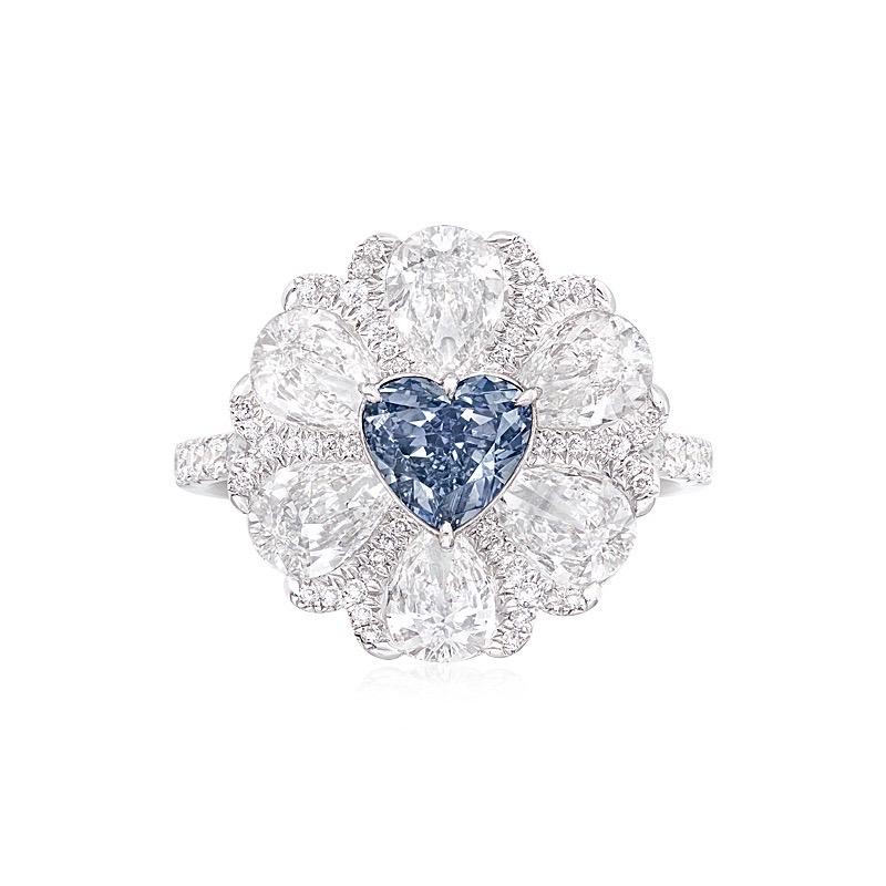 Mittelstein: GIA zertifiziert natürliche 1,00ct + Fancy Gray-Blue
Passend dazu: 6 weiße Diamanten von insgesamt etwa 2,48 Karat, 77 weiße Diamanten von insgesamt etwa 0,50 Karat, 18K	
Das Smithsonian Institute, in dem die drei größten blauen