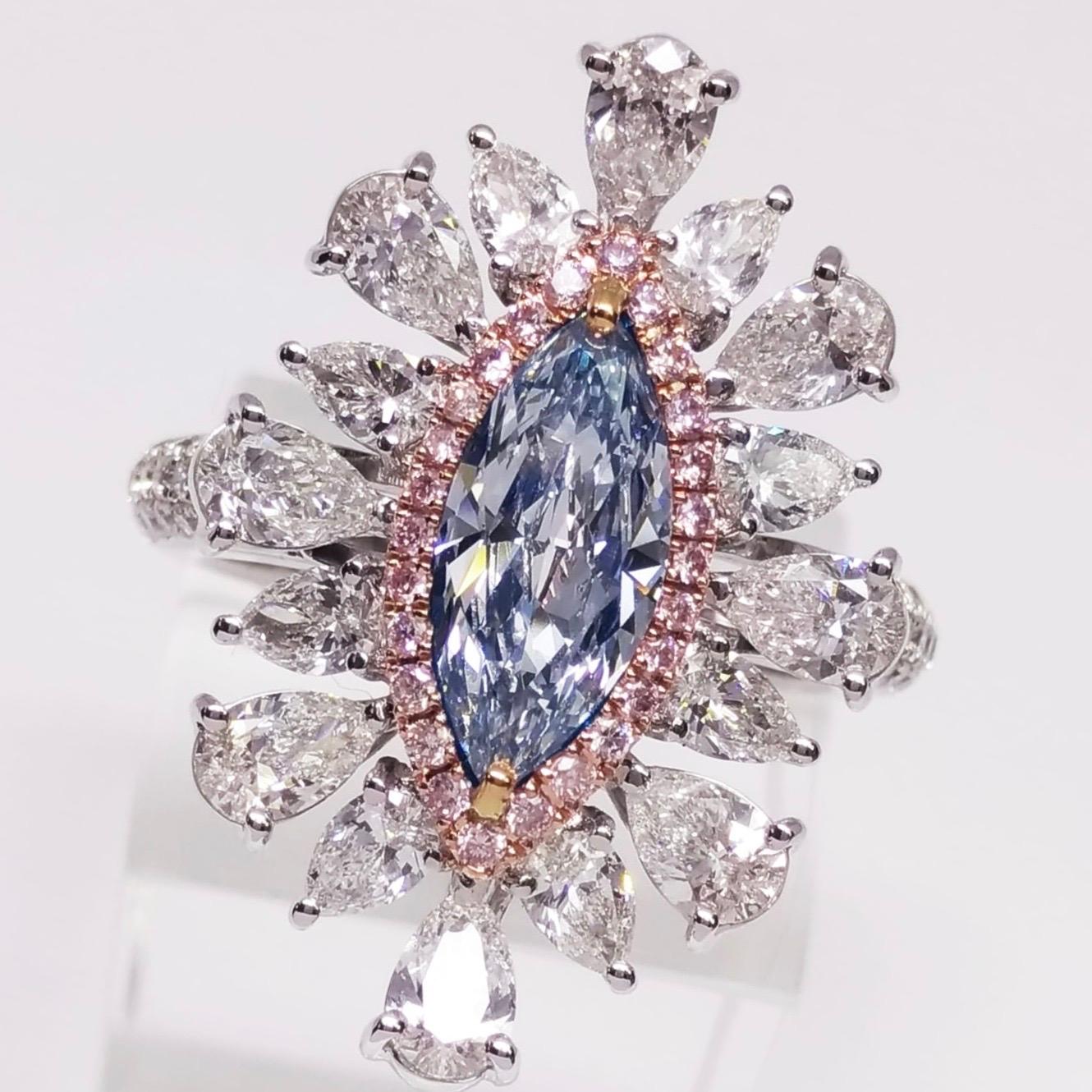 Präsentiert einen Gia-zertifizierten 1 Karat + natürlichen hellblauen Diamanten. Die Farbe ist ein reines Blau. Nach der Anfertigung des Rings und dem Einsetzen des Steins ist er mit einem ausgefallenen blauen Diamanten zu sehen. 
Dieses Stück wurde