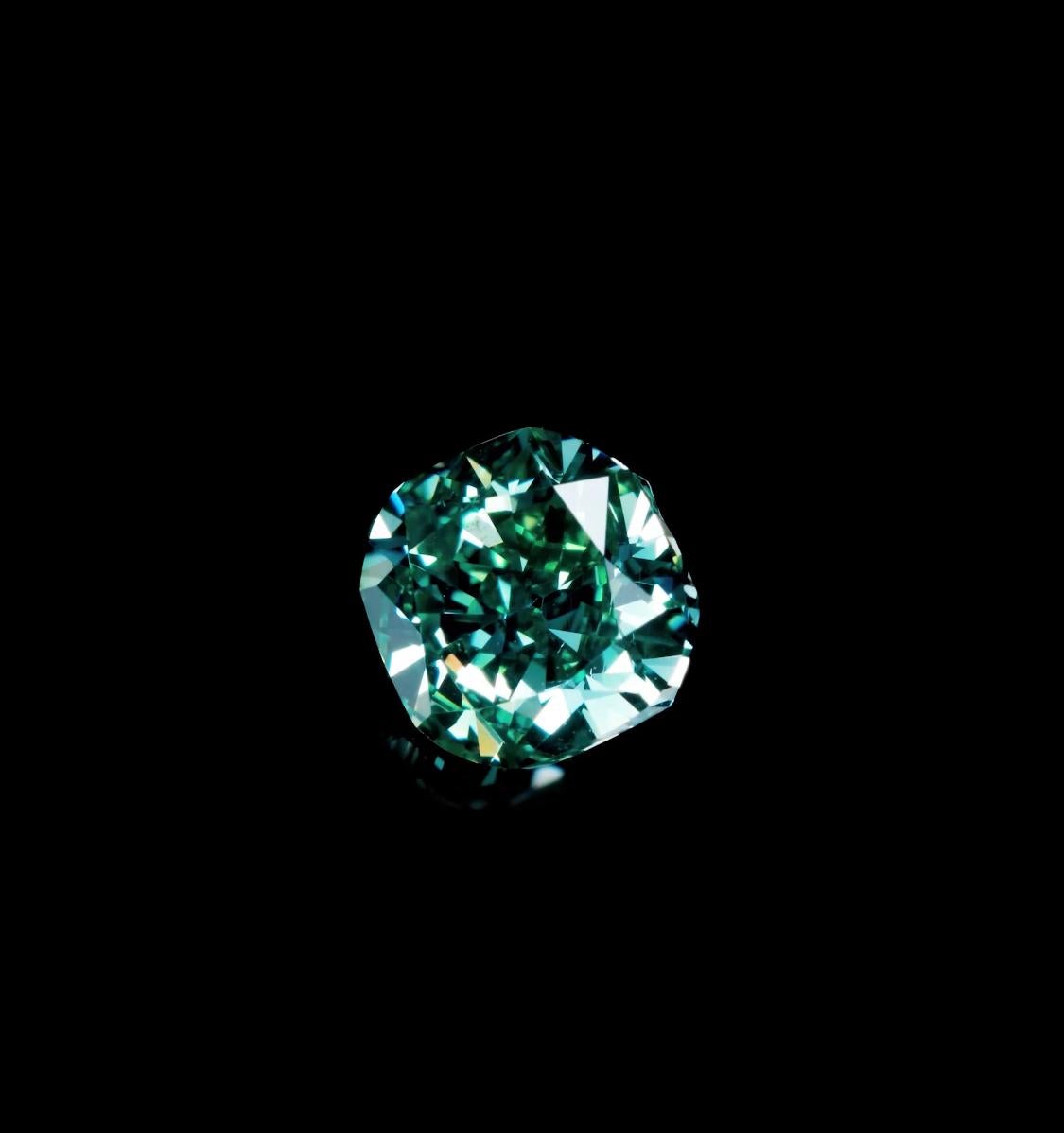 Von Emilio Jewelry, einem bekannten und angesehenen Großhändler mit Sitz im ikonischen Gem Tower/Gia Building im Diamantenviertel von New York.
Wir freuen uns, den einzigen GIA-zertifizierten natürlichen Vivid Pure Green Diamond dieser Größe auf dem