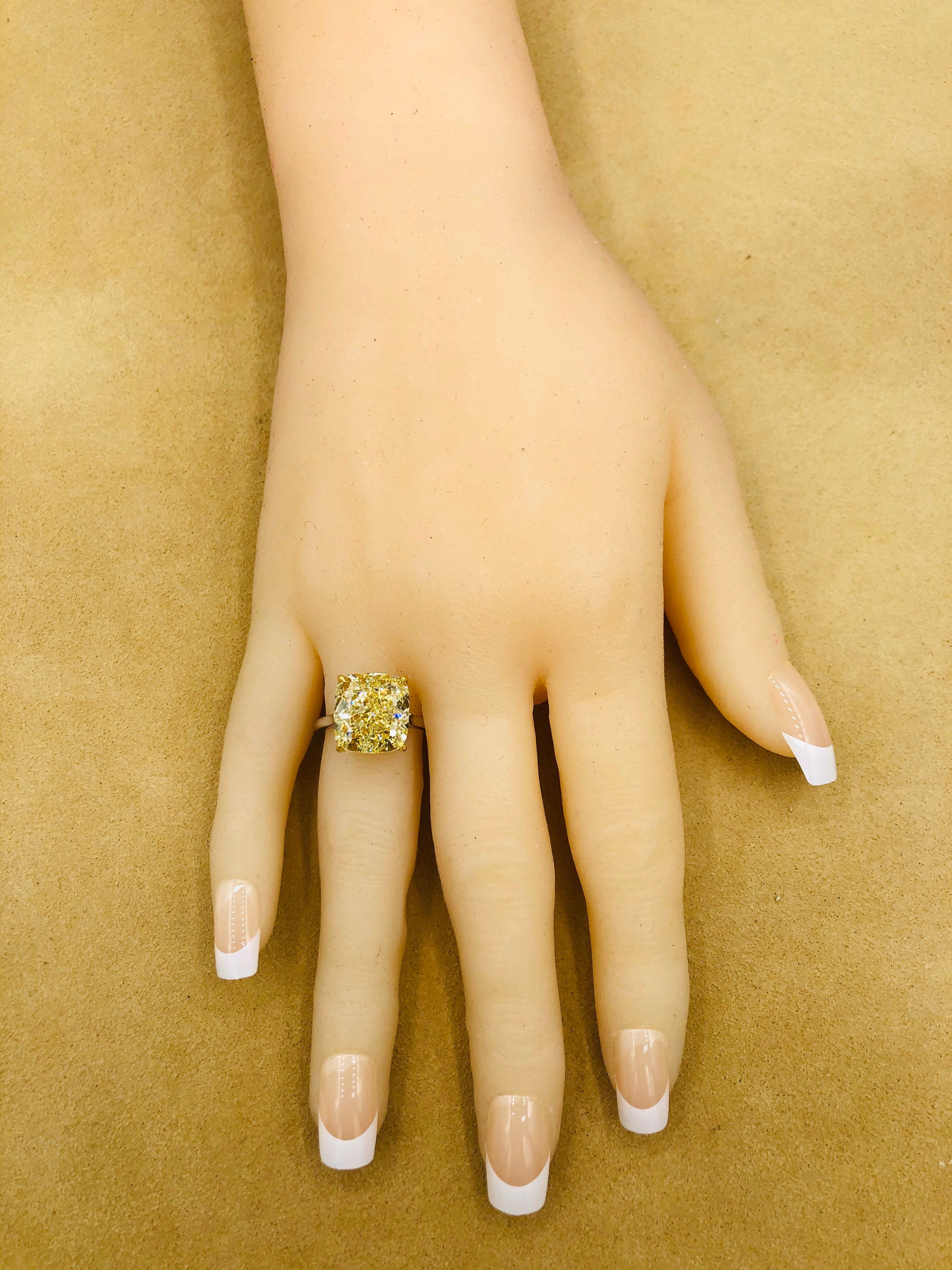 Taille coussin Emilio Jewelry, bague en diamant jaune fantaisie de 12 carats certifié GIA en vente