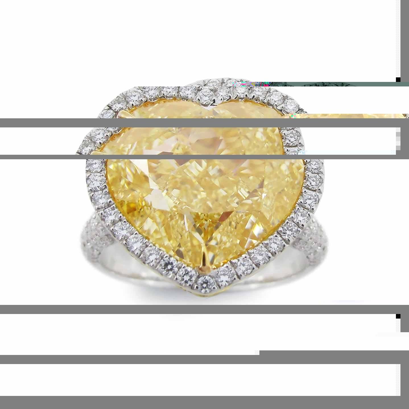 Aus dem Museumsgewölbe von Emilio Jewelry in der berühmten New Yorker Fifth Avenue,
Mit einem ganz besonderen und seltenen GIA-zertifizierten, natürlichen, gelben, herzförmigen Diamanten in der Mitte. Handgefertigt im Emilio Jewelry Atelier, das