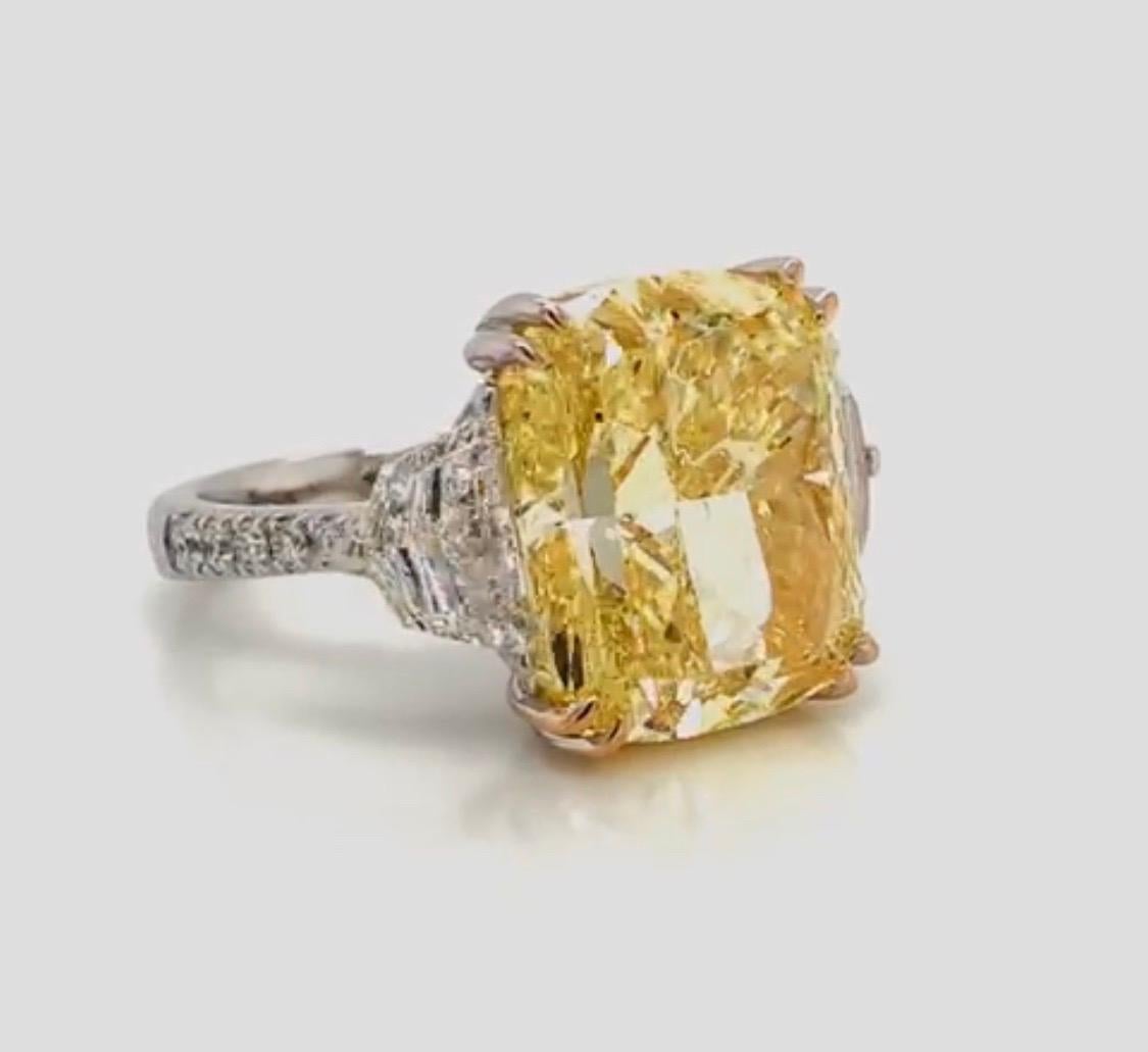 En provenance du coffre-fort d'Emilio ! Jewelry New York,
serti au centre d'un rare diamant de couleur jaune intense certifié par le GIA. Cette forme est très recherchée car il s'agit d'un coussin allongé avec d'excellentes proportions. Veuillez