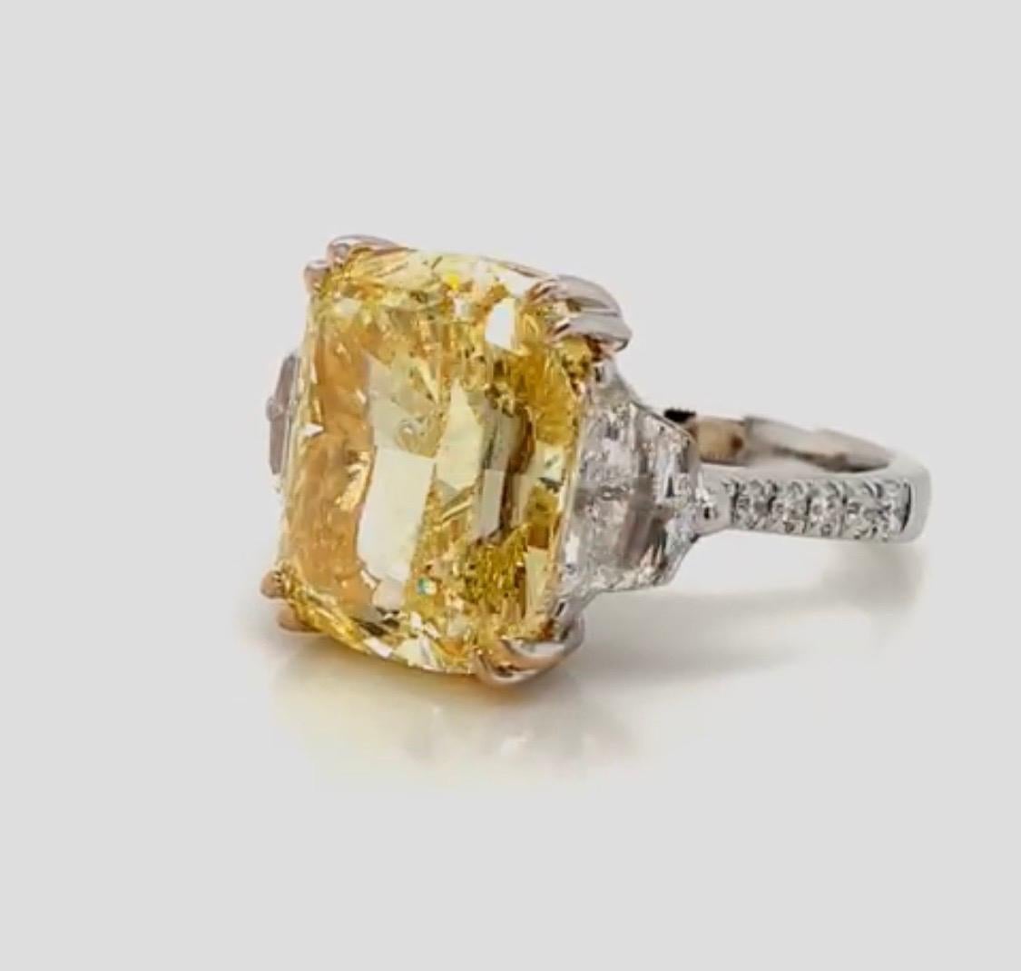 Taille coussin Emilio Jewelry, bague avec diamant jaune intense de 13,00 carats certifié GIA  en vente