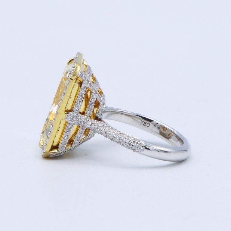 Von Emilio Jewelry, einem bekannten und angesehenen Großhändler mit Sitz auf der berühmten Fifth Avenue in New York, 
Mit einem zentralen GIA-zertifizierten natürlichen gelben Diamanten von 15,00 Karat. Wenn Sie einen großen gelben Naturdiamanten zu