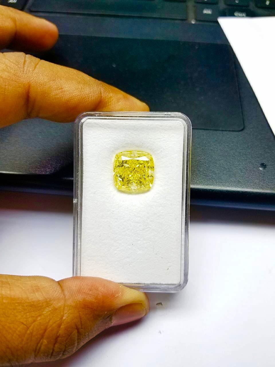 Taille coussin Emilio Jewelry - Diamant fantaisie jaune intense de 16,00 carats certifié par le GIA en vente