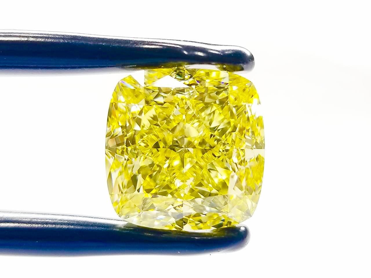 Emilio Jewelry - Diamant fantaisie jaune intense de 16,00 carats certifié par le GIA Neuf - En vente à New York, NY