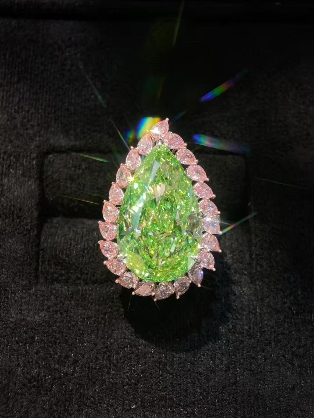 Emilio Jewelry Gia Certified 19.00 Carat Pear Greenish Pink Diamond Ring Corte pera en venta