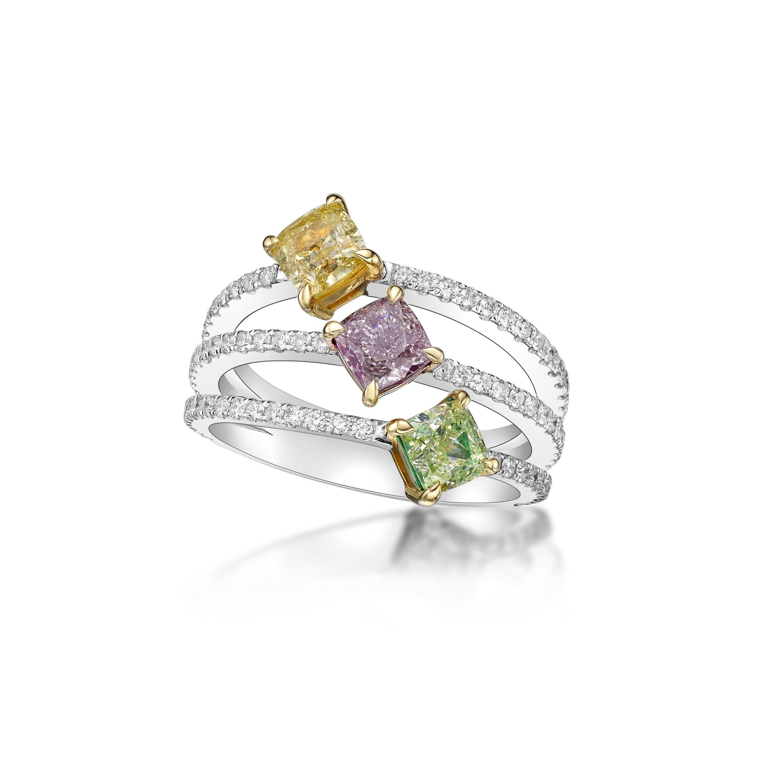3 zentrale Diamanten von insgesamt 1,67ct mit einem einzigartigen GIA-zertifizierten natürlichen grünen, rosa und gelben Diamanten. 
86 kleine Diamanten von insgesamt 0,50ct


Aus dem Museumsgewölbe von Emilio Jewelry in der berühmten New Yorker