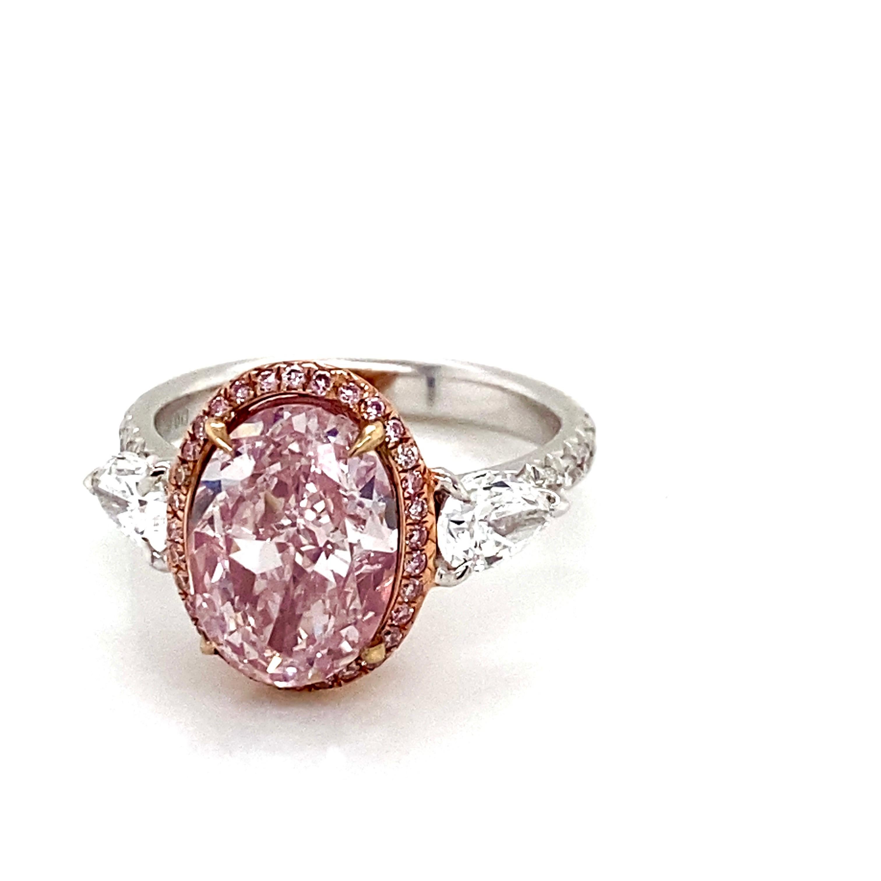 Aus dem Gewölbe des Emilio-Schmuckmuseums, mit einem prächtigen, natürlichen, Gia-zertifizierten, ovalen Diamanten von 3,00 Karat in reinem Hellrosa in der Mitte. Der Schliff des Diamanten ist außergewöhnlich, und der rosafarbene Diamant ist rein