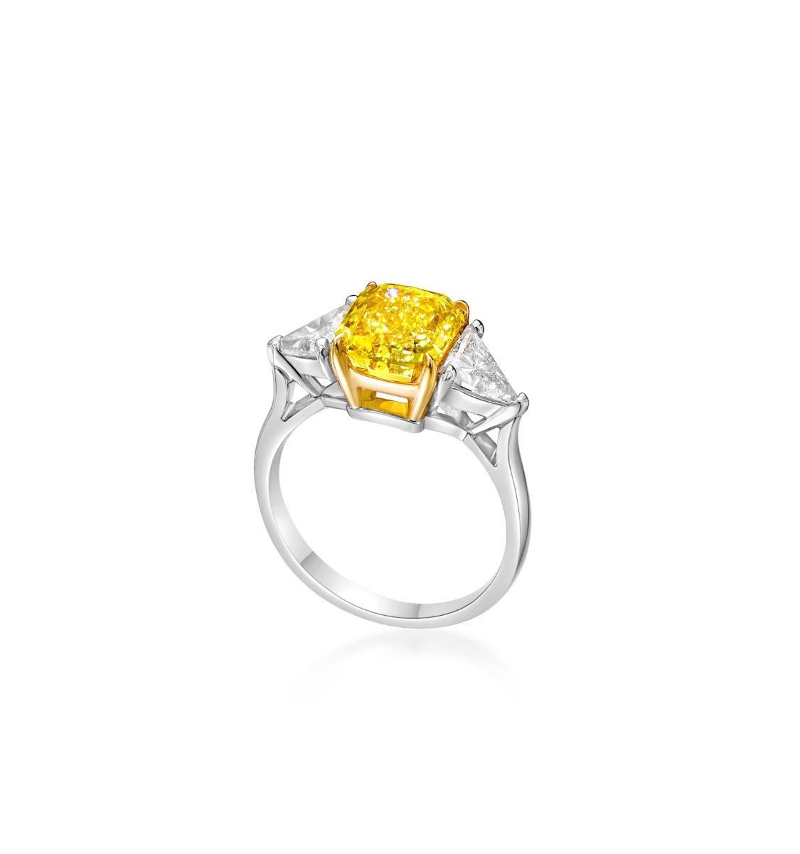 Vivid Diamonds & Jewelry è un anello con diamante giallo, certificato GIA, da 3,00 carati. In condizioni Nuovo in vendita a New York, NY