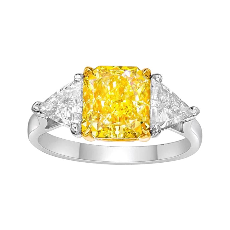 Vivid Diamonds & Jewelry è un anello con diamante giallo, certificato GIA, da 3,00 carati.