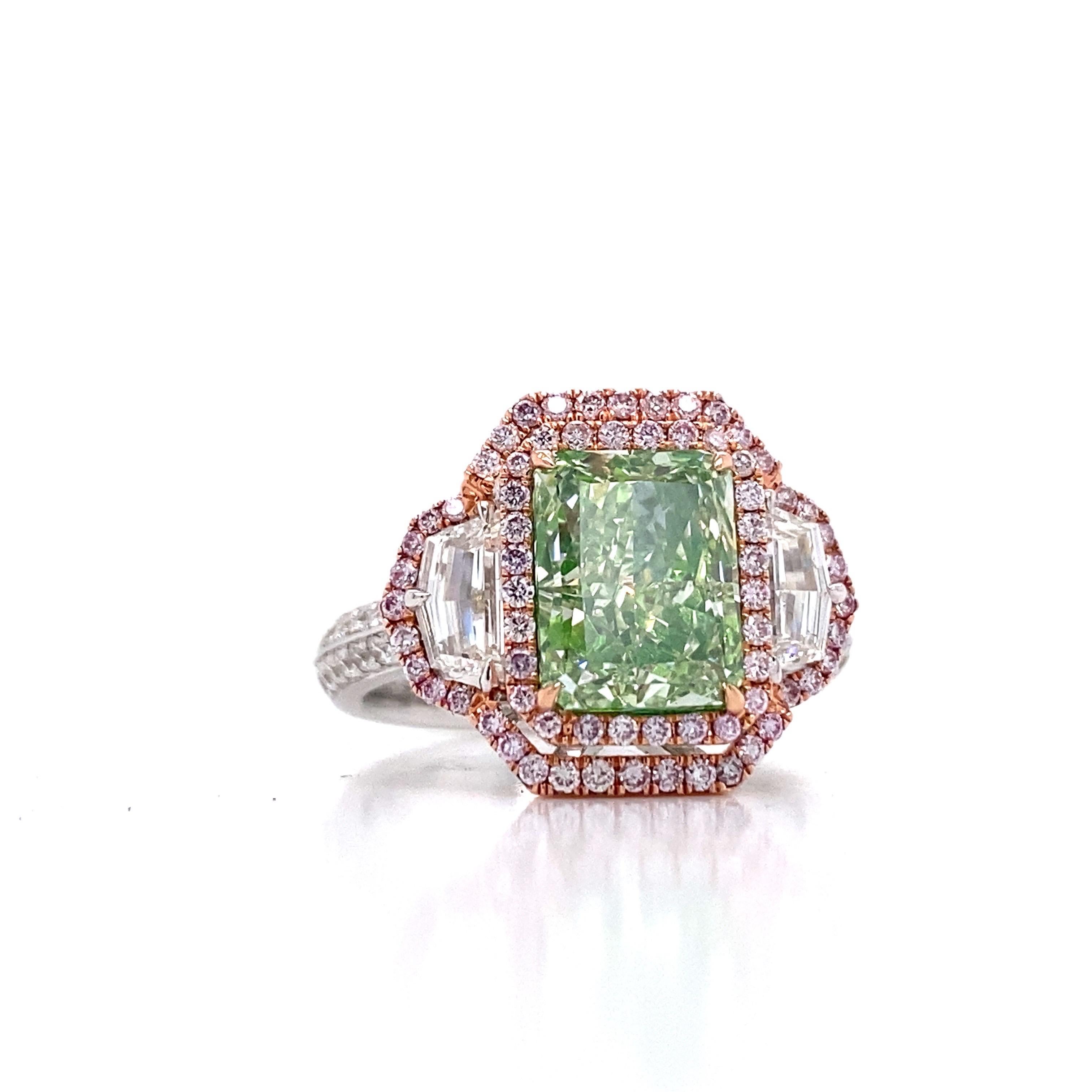 Aus dem Tresor von Emilio Jewelry in der berühmten Fifth Avenue in New York,
Präsentiert wird ein ganz besonderer und seltener Gia-zertifizierter natürlicher grünlicher Diamant mit einem Gewicht von über 3,00 Karat. Bitte erkundigen Sie sich nach