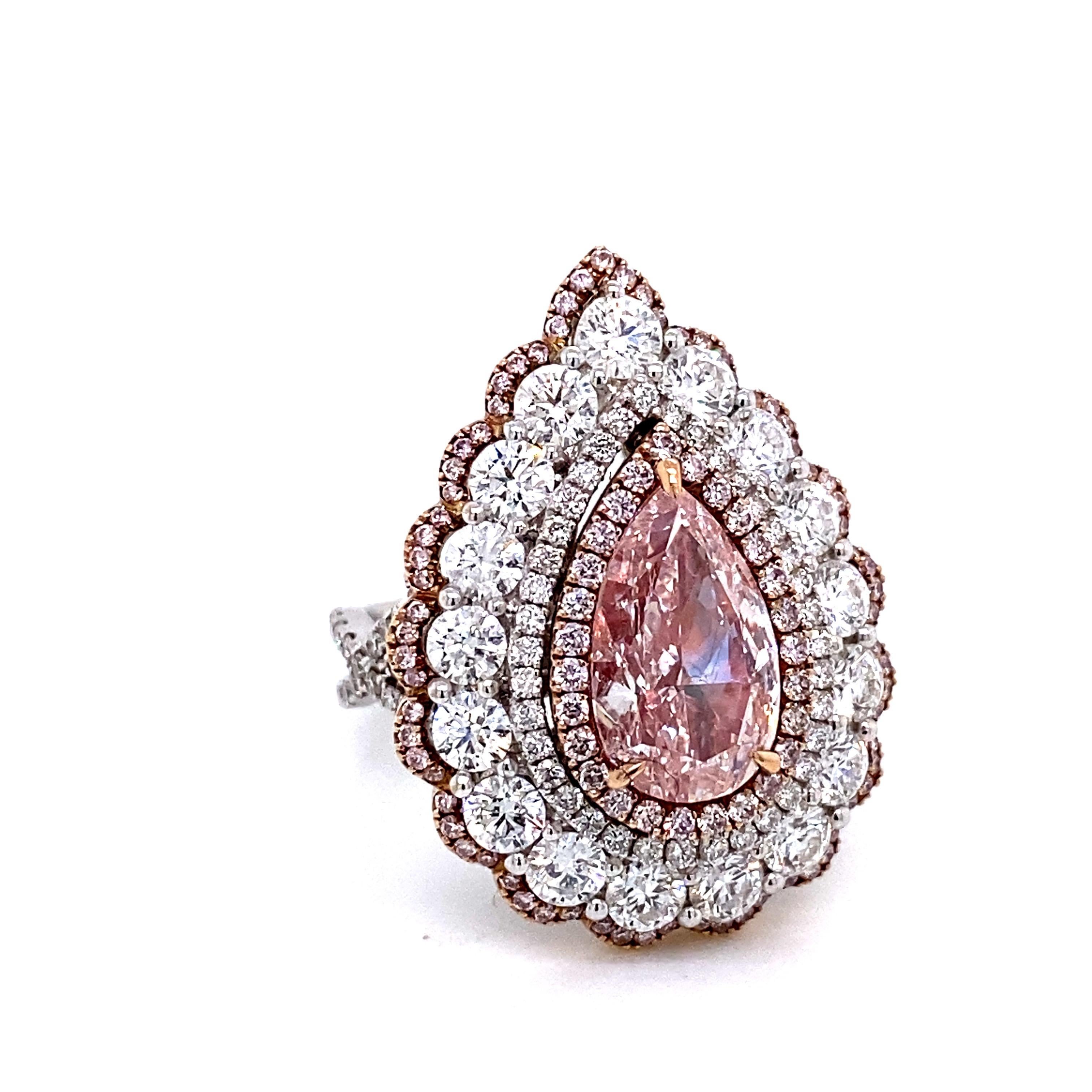 Dal caveau del museo di Emilio Jewelry New York,
Un anello magico che si trasforma in un ciondolo!  Emilio Jewelry ha creato questa magnifica montatura per esaltare al meglio il potenziale di questo gioiello.  Un raro diamante rosa che, dopo