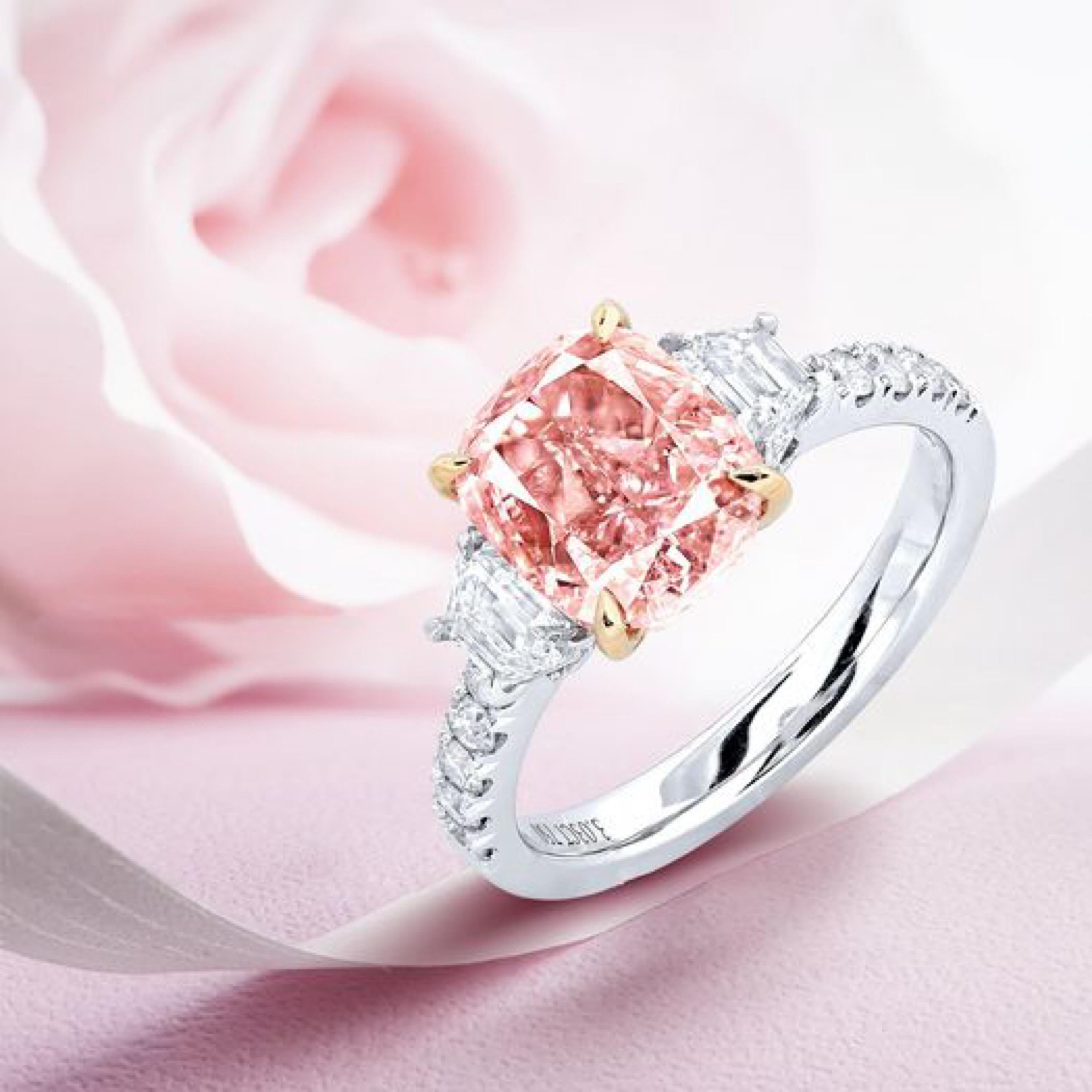 Aus dem Museumstresor von Emilio Jewelry, einem Händler in der berühmten New Yorker 5th Avenue,

mit einem natürlichen Gia-zertifizierten hellbraunen rosa Diamanten in der Mitte mit knapp über 3,00 Karat
fassung: 2 weiße Diamanten von insgesamt etwa