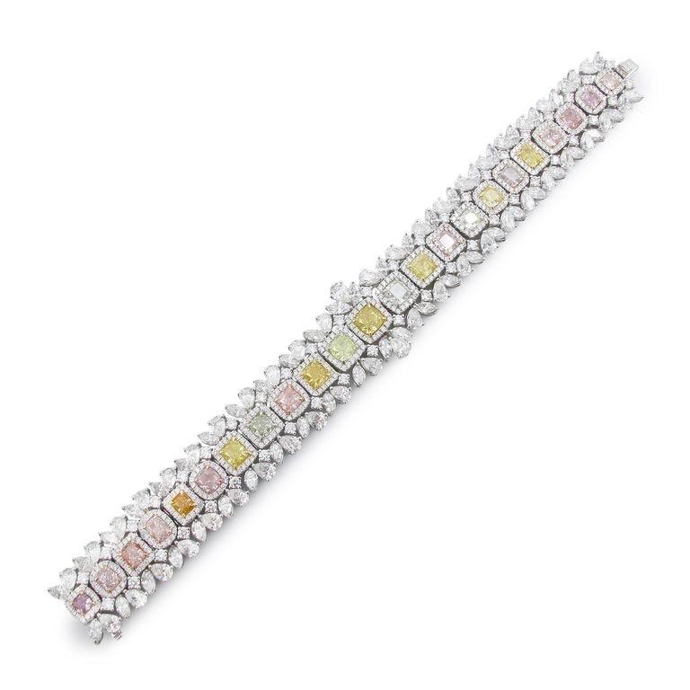 Emilio Jewelry Gia zertifiziertes 30,50 Karat natürliches Fancy Color Diamant-Armband  (Kissenschliff) im Angebot