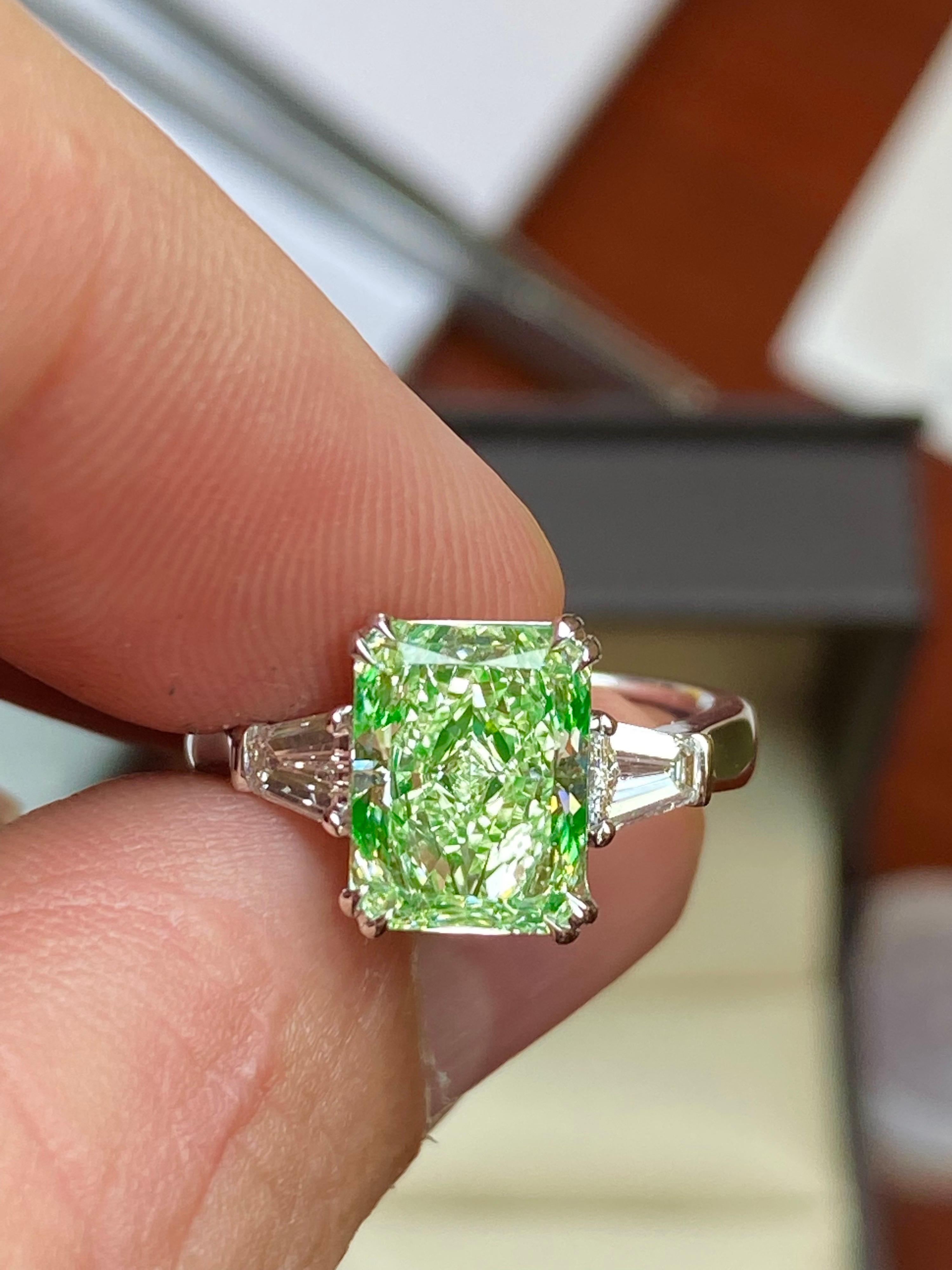 Emilio Jewelry Gia Certified 3.30 Carat Fancy Green Diamond Ring In New Condition In New York, NY