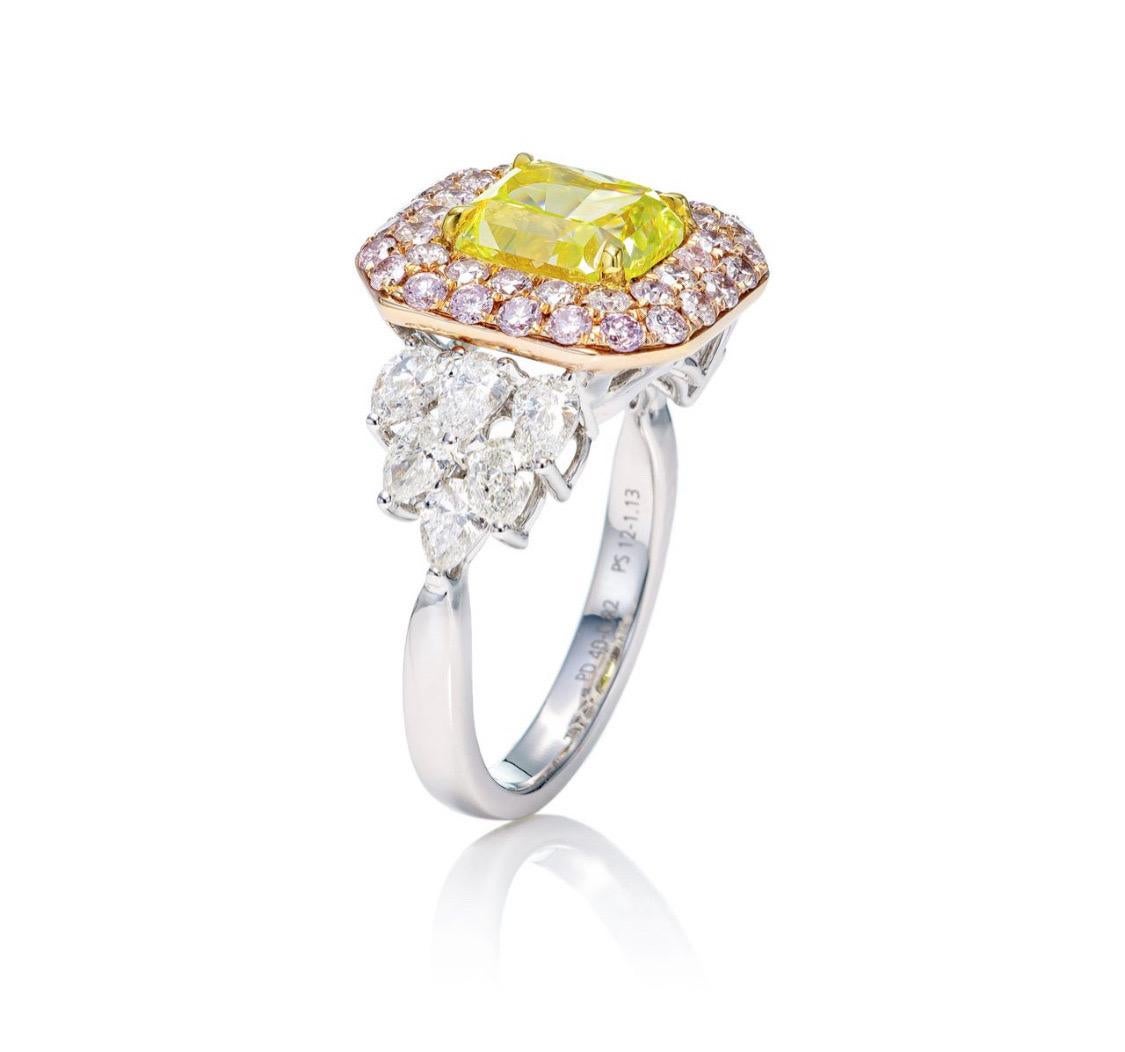 Aus dem Tresor von Emilio Jewelry in der berühmten Fifth Avenue in New York,
Fordern Sie ein ausführliches Video an! 
Präsentiert einen ganz besonderen und seltenen Gia-zertifizierten, natürlichen, intensiv grünlich-gelben Diamanten mit einem