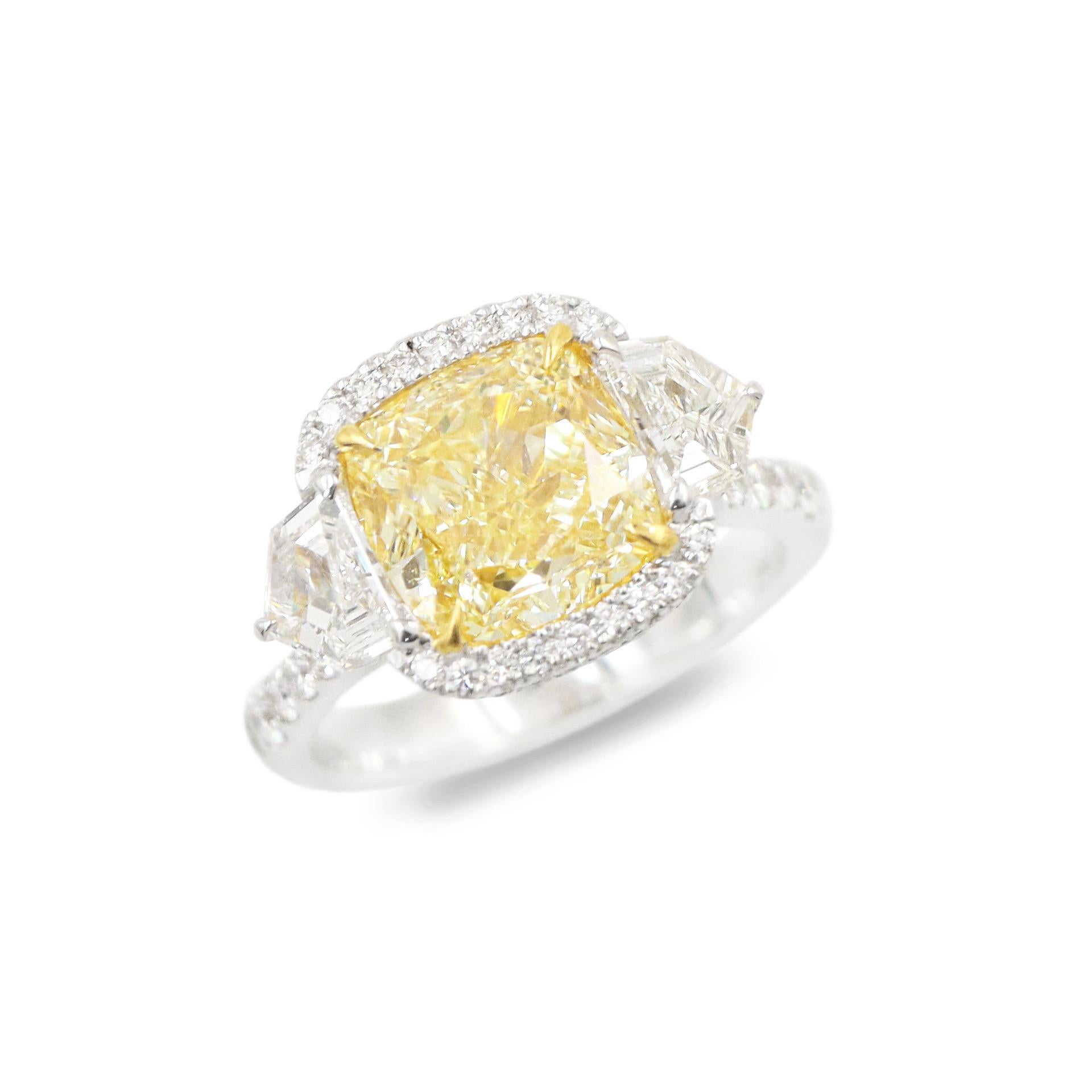 Von Emilio Jewelry, einem bekannten und angesehenen Großhändler mit Sitz auf der berühmten Fifth Avenue in New York, 

Im Mittelpunkt dieses Rings steht der prächtige GIA-zertifizierte natürliche gelbe Fancy-Diamant in der Mitte mit einem Gewicht