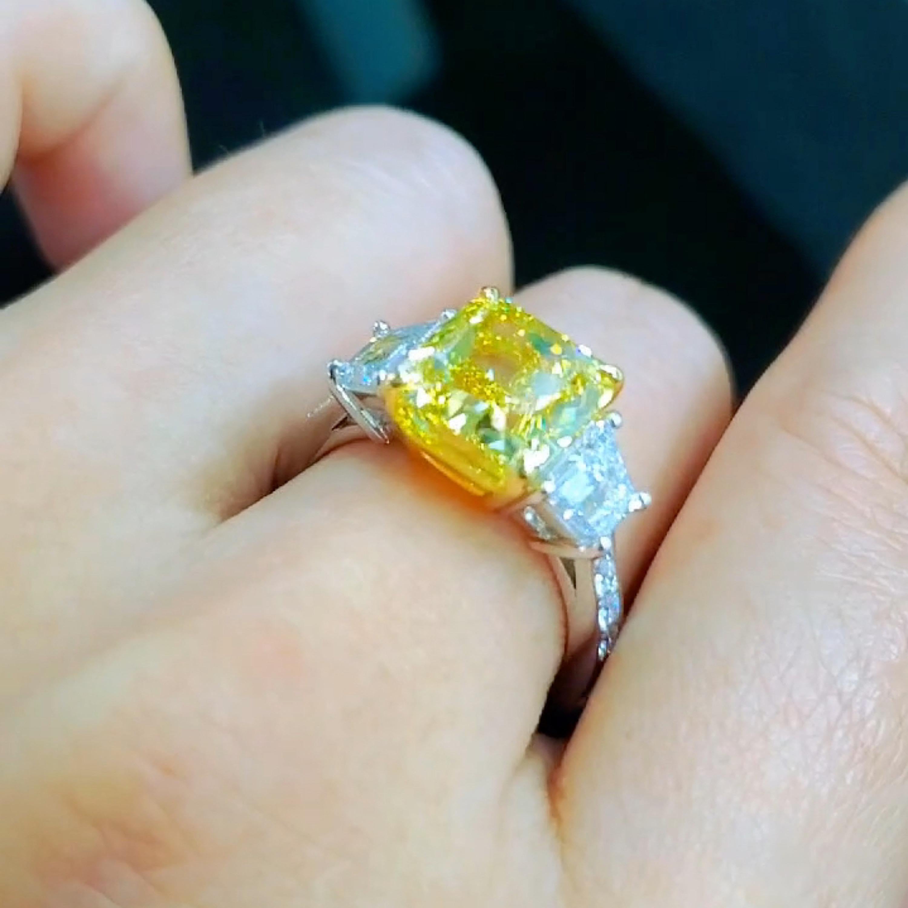 Emilio Jewelry Gia Certified 5.00 Karat Vivid Yellow Diamond Ring  im Zustand „Neu“ im Angebot in New York, NY