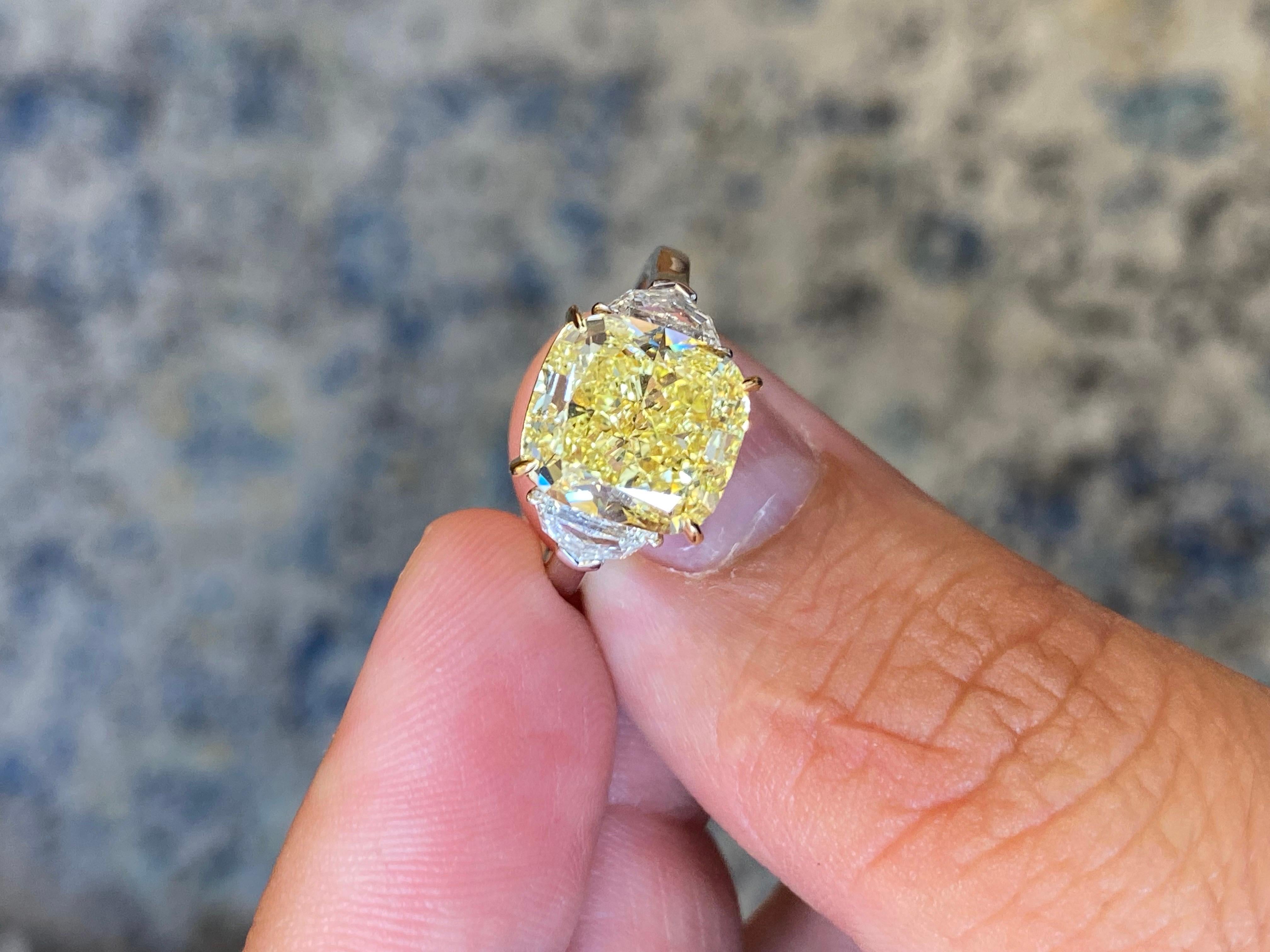 Emilio Jewelry GIA-zertifizierter 5,80 Karat intensiv gelber Fancy-Diamantring (Kissenschliff) im Angebot