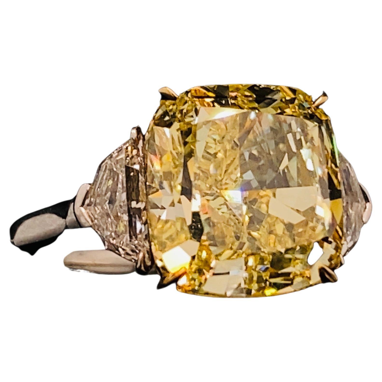 Le coffre-fort d'Emilio Jewelry situé sur la Cinquième Avenue de New York,
Un diamant très spécial et rare, certifié GIA, de couleur naturelle jaune intense, est serti au centre. 
 Fabriqué à la main dans l'atelier d'Emilio Jewelry, qui se