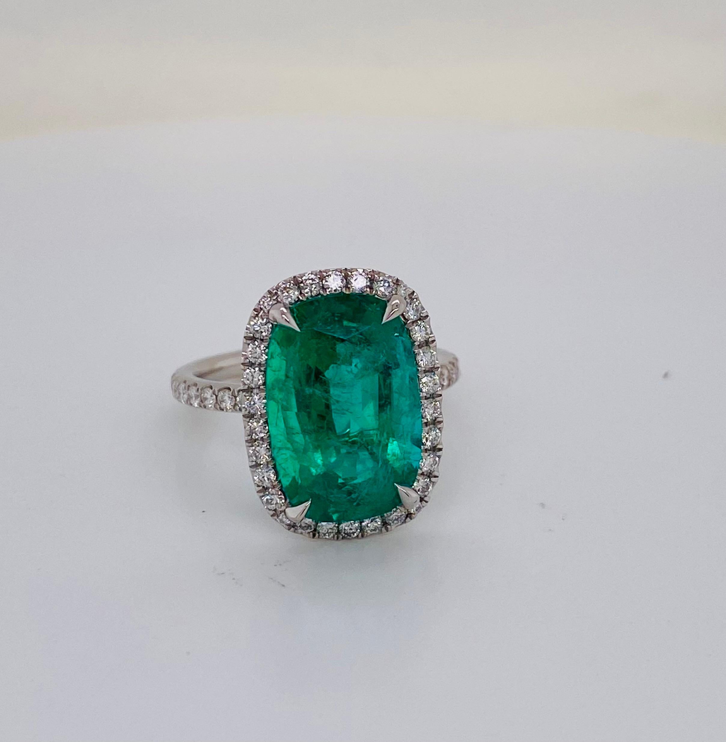 Aus dem Tresor von Emilio Jewelry in der berühmten New Yorker Fifth Avenue,
Mit einem der prächtigsten Smaragde, die wir je gesehen haben! Der Smaragd in seiner einzigartigen, länglichen Form misst allein 14,30 x 9,48 mm, während die Abmessungen des