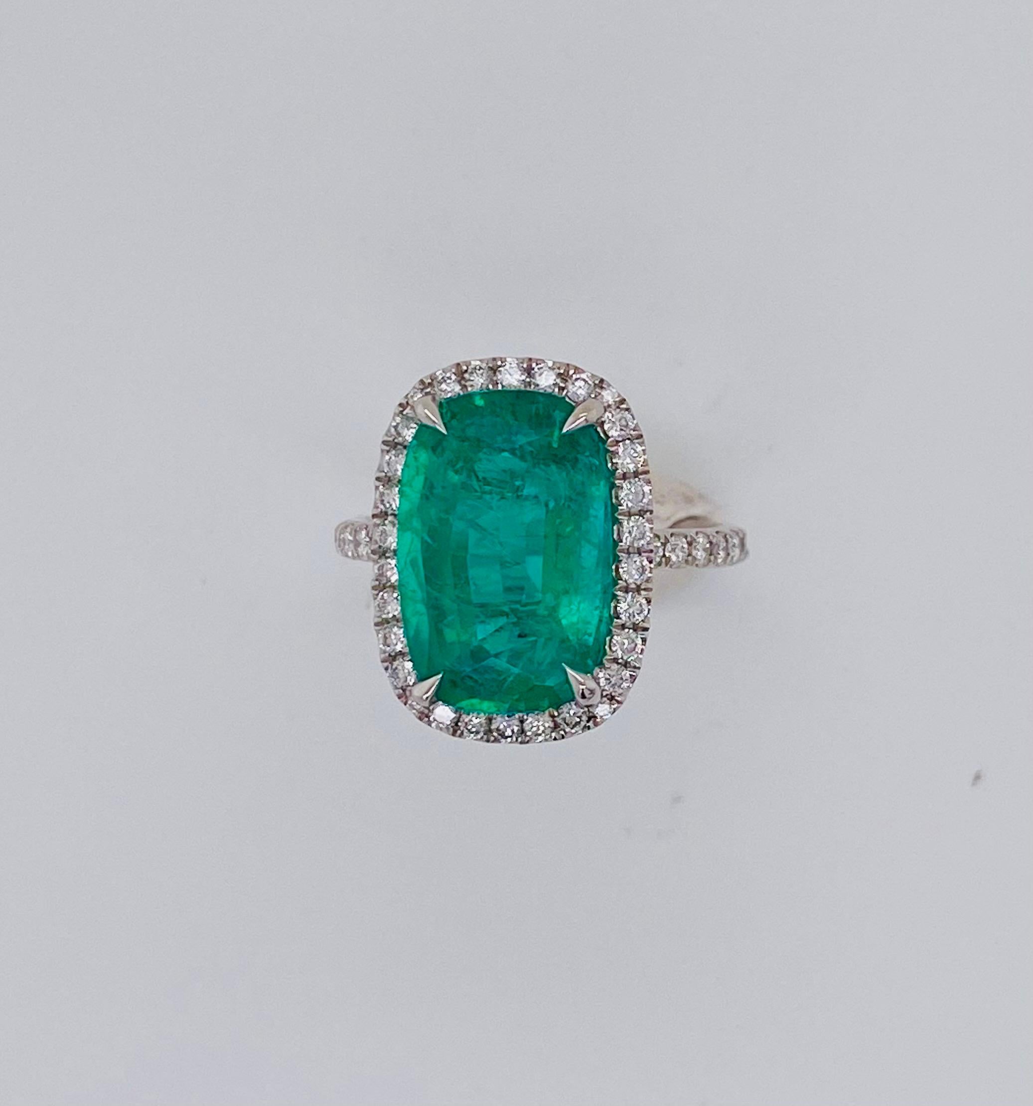 Emilio Jewelry Gia zertifizierter Platinring mit 6,92 Karat Smaragd-Halo im Kissenschliff im Zustand „Neu“ im Angebot in New York, NY