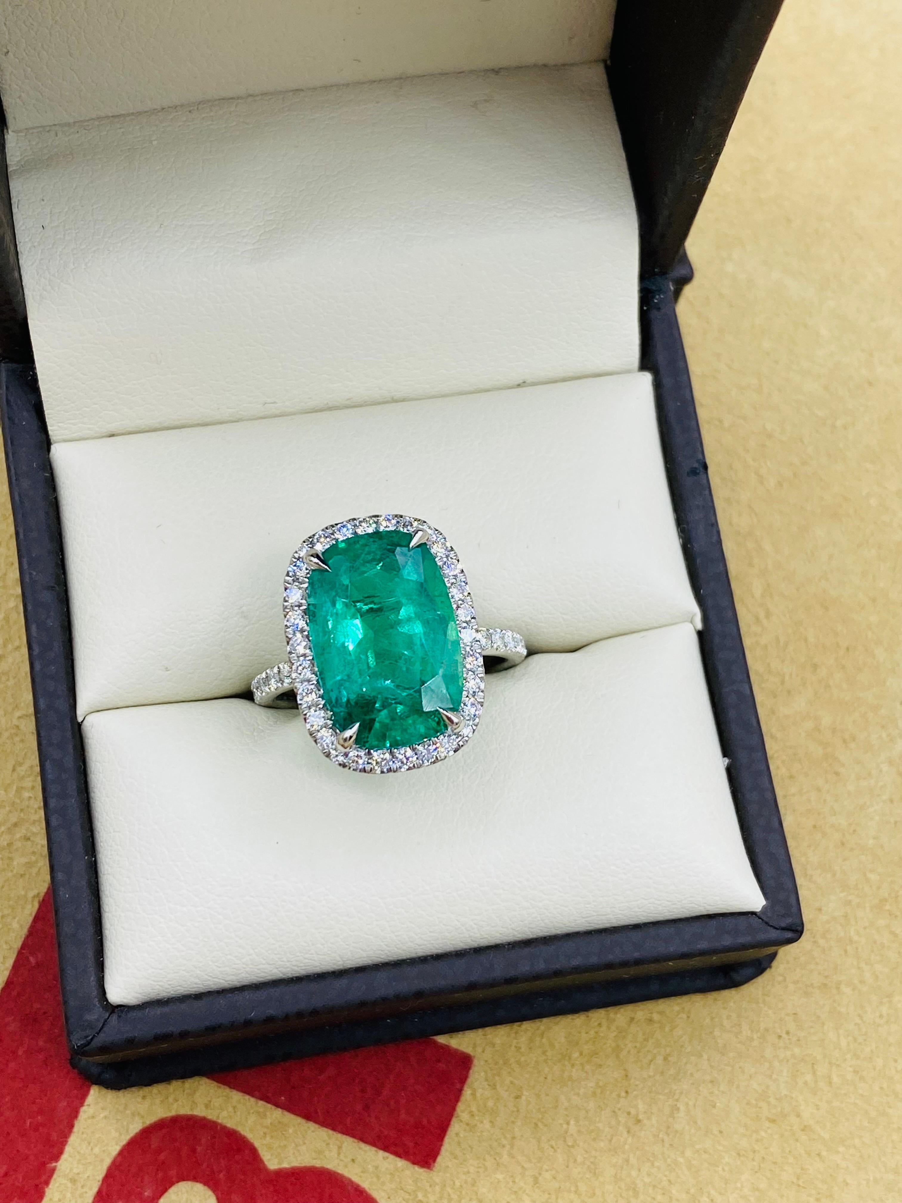 Emilio Jewelry Gia zertifizierter Platinring mit 6,92 Karat Smaragd-Halo im Kissenschliff im Angebot 1