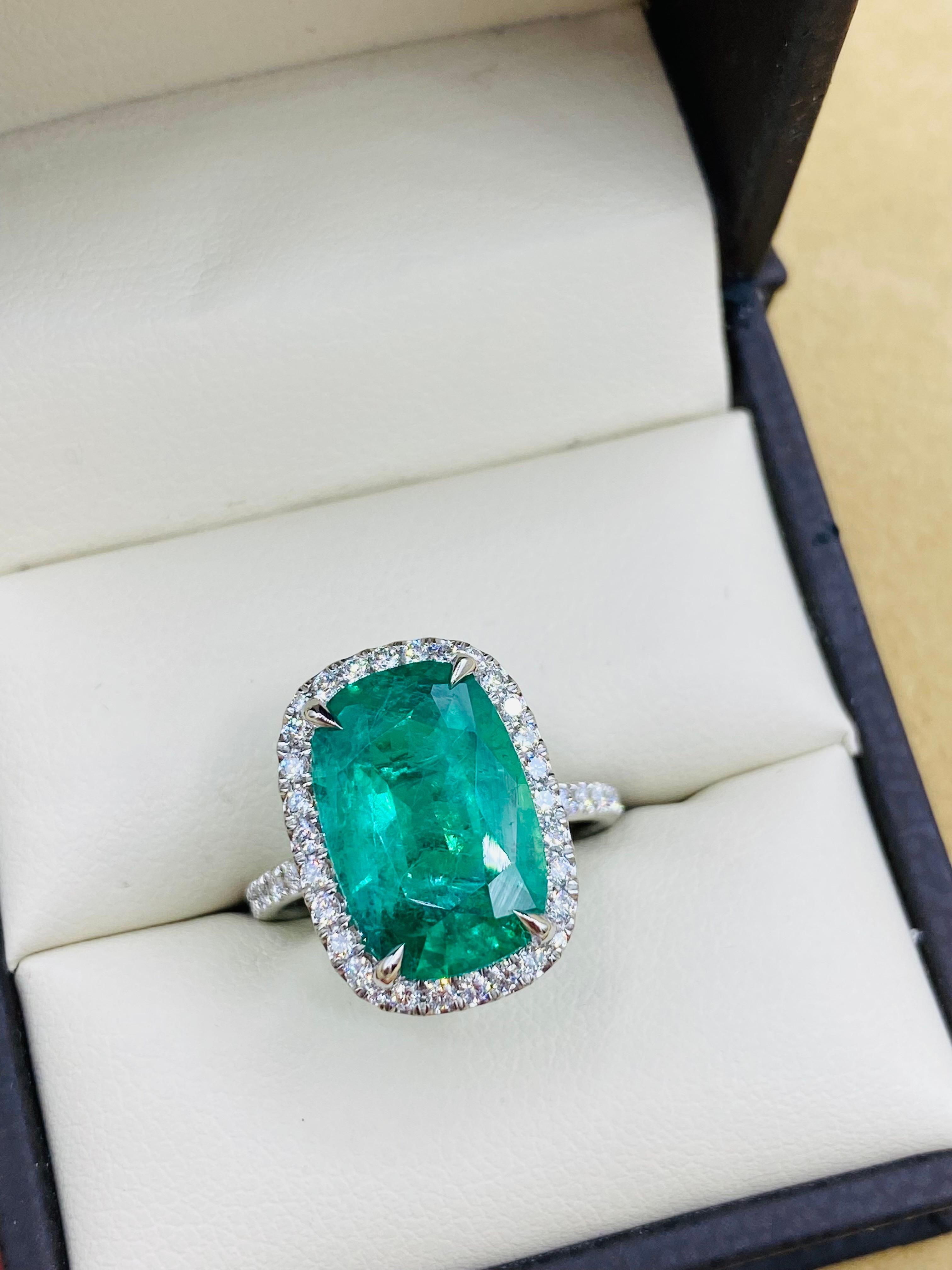 Emilio Jewelry Gia zertifizierter Platinring mit 6,92 Karat Smaragd-Halo im Kissenschliff im Angebot 2